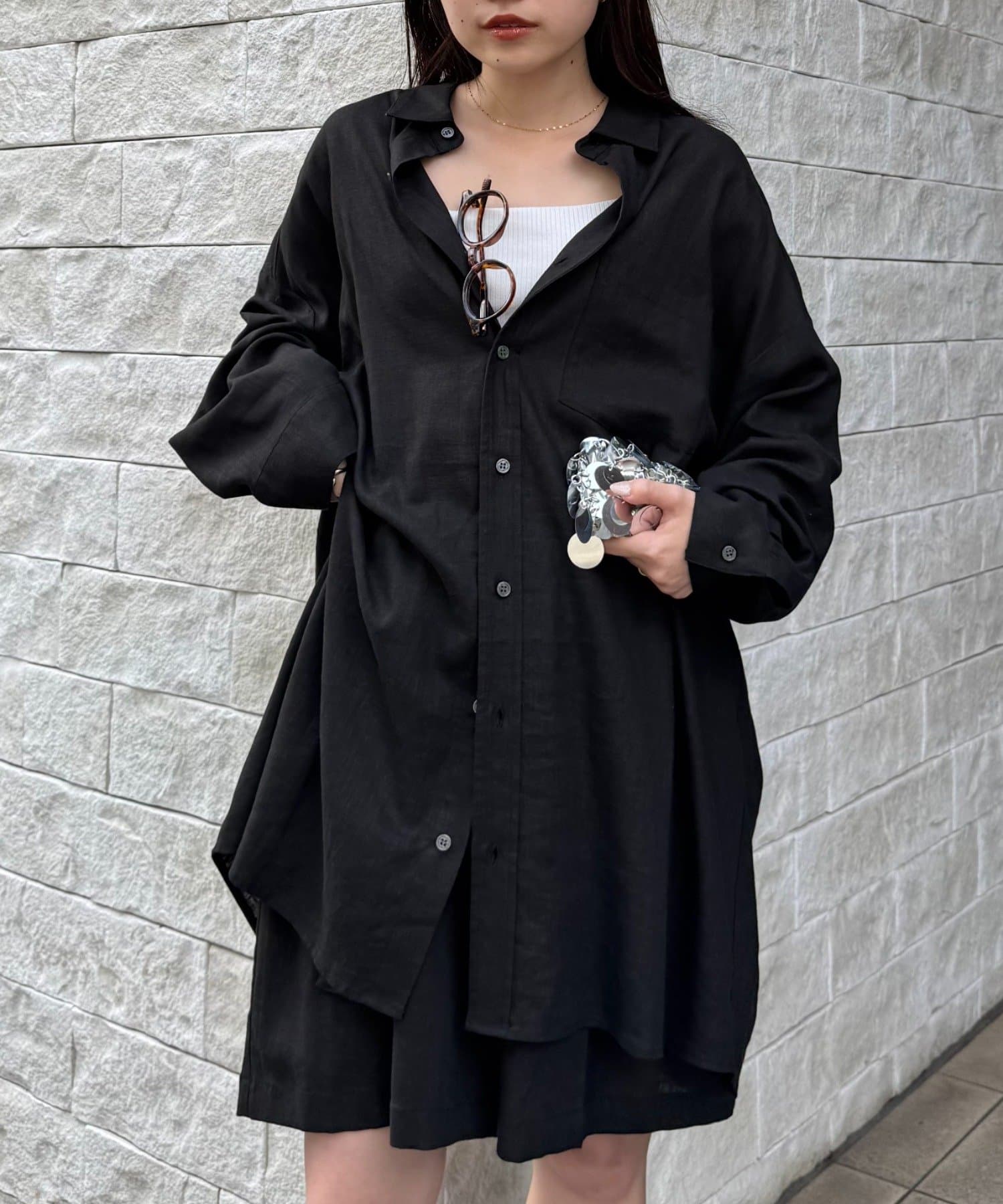 こなれ感漂う大人チュニックシャツ / 2WAY / セットアップ対応《EC/一部店舗限定展開アイテム》■デザイン長めのチュニック丈にゆったり身幅を持たせたオーバーなシルエットがポイント。身体のラインを