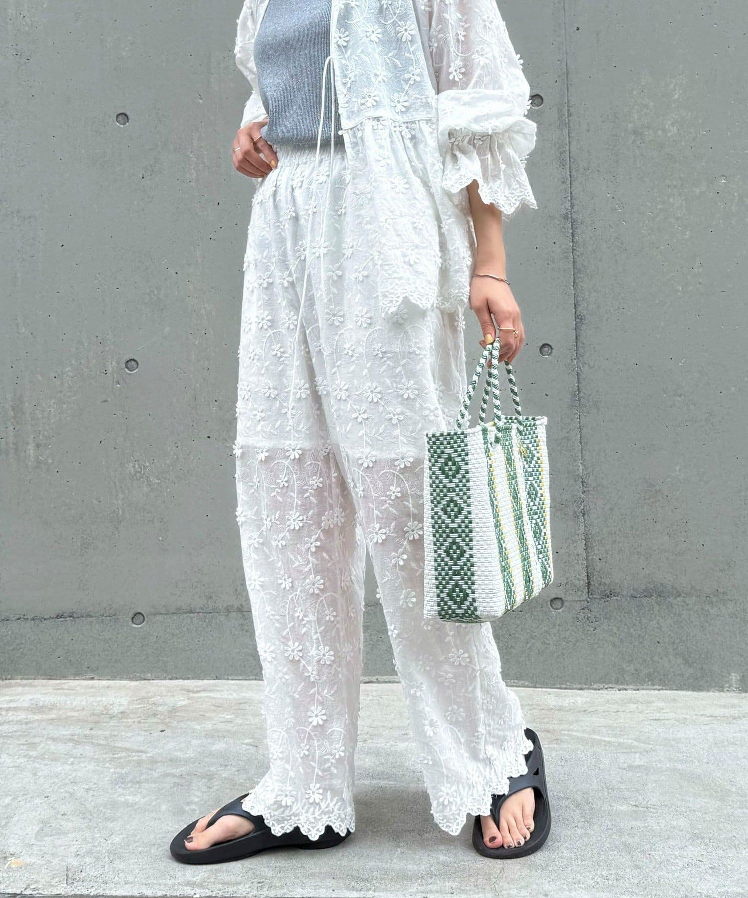 ◇fredy emue◇【2025 SS】刺繍が華やかな着映えイージーパンツ●point・立体感のある刺繍がポイントのイージーパンツです・花柄の刺繍が女性らしい上品なアイテム・サラッとした肌触りで着心