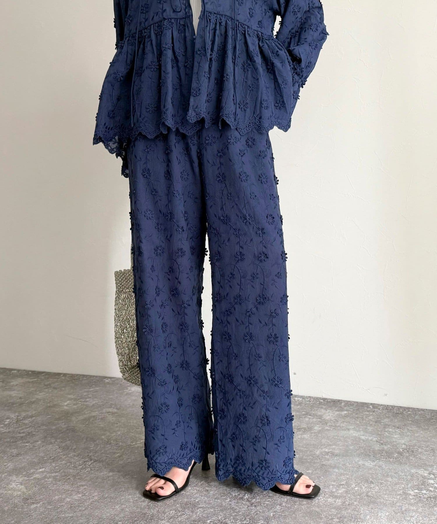 ◇fredy emue◇【2025 SS】刺繍が華やかな着映えイージーパンツ●point・立体感のある刺繍がポイントのイージーパンツです・花柄の刺繍が女性らしい上品なアイテム・サラッとした肌触りで着心