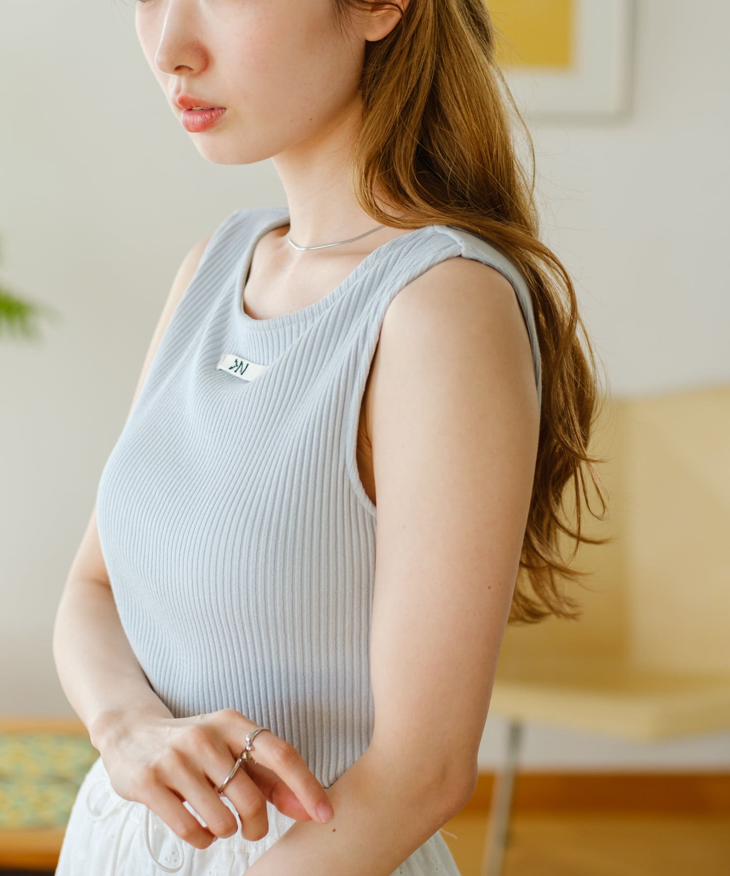 大人可愛いタグリブタンク■デザインこれ一枚でサマになる、カップ付きのリブタンクが登場。やわらかなリブニット素材がボディに心地よくフィットし、自然な美シルエットを演出。インナー不要のカップ付き仕様で、さ