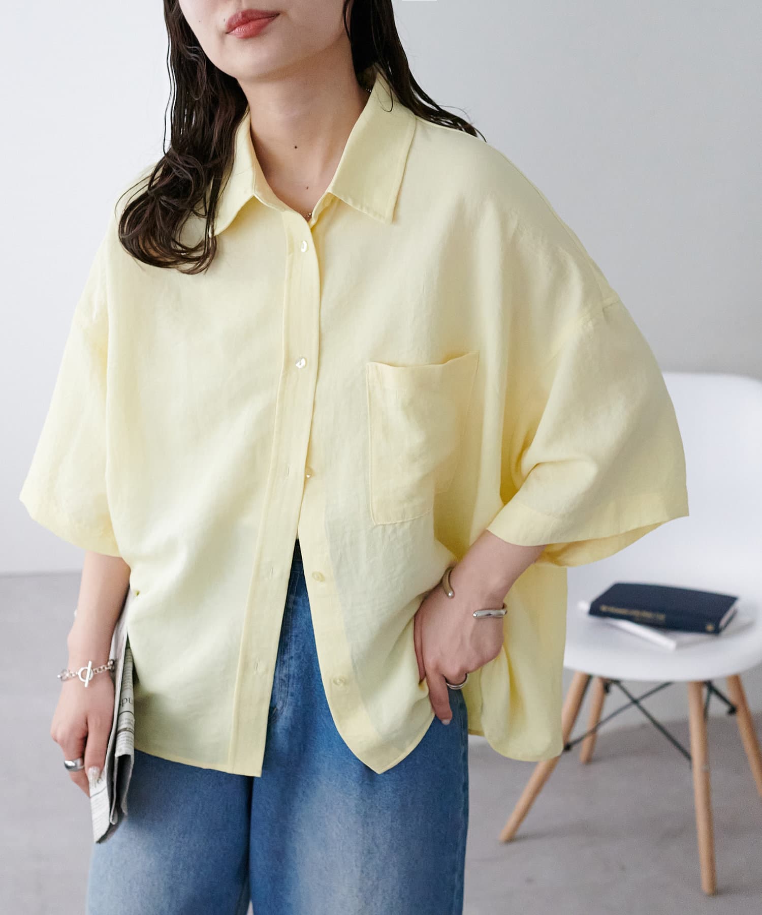 DISCOAT ONLINE LIMITED ITEMゆったりとしたシルエットとドロップショルダーが、こなれ感を演出●デザイン胸元の大きめポケットがシンプルな中にも程よいアクセントに。落ち感のある素材