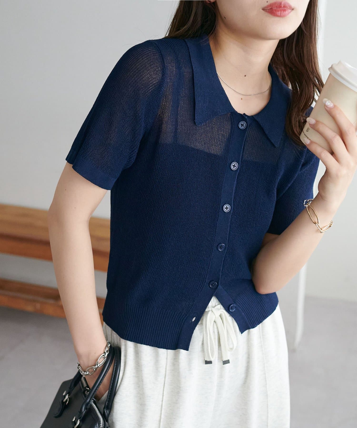 DISCOAT ONLINE LIMITED ITEMシアー感が涼しげな、半袖ニットシャツトップス●デザイン程よい透け感が抜け感をプラスし、コーデにこなれた印象を与えてくれます！シャープな襟デザインが
