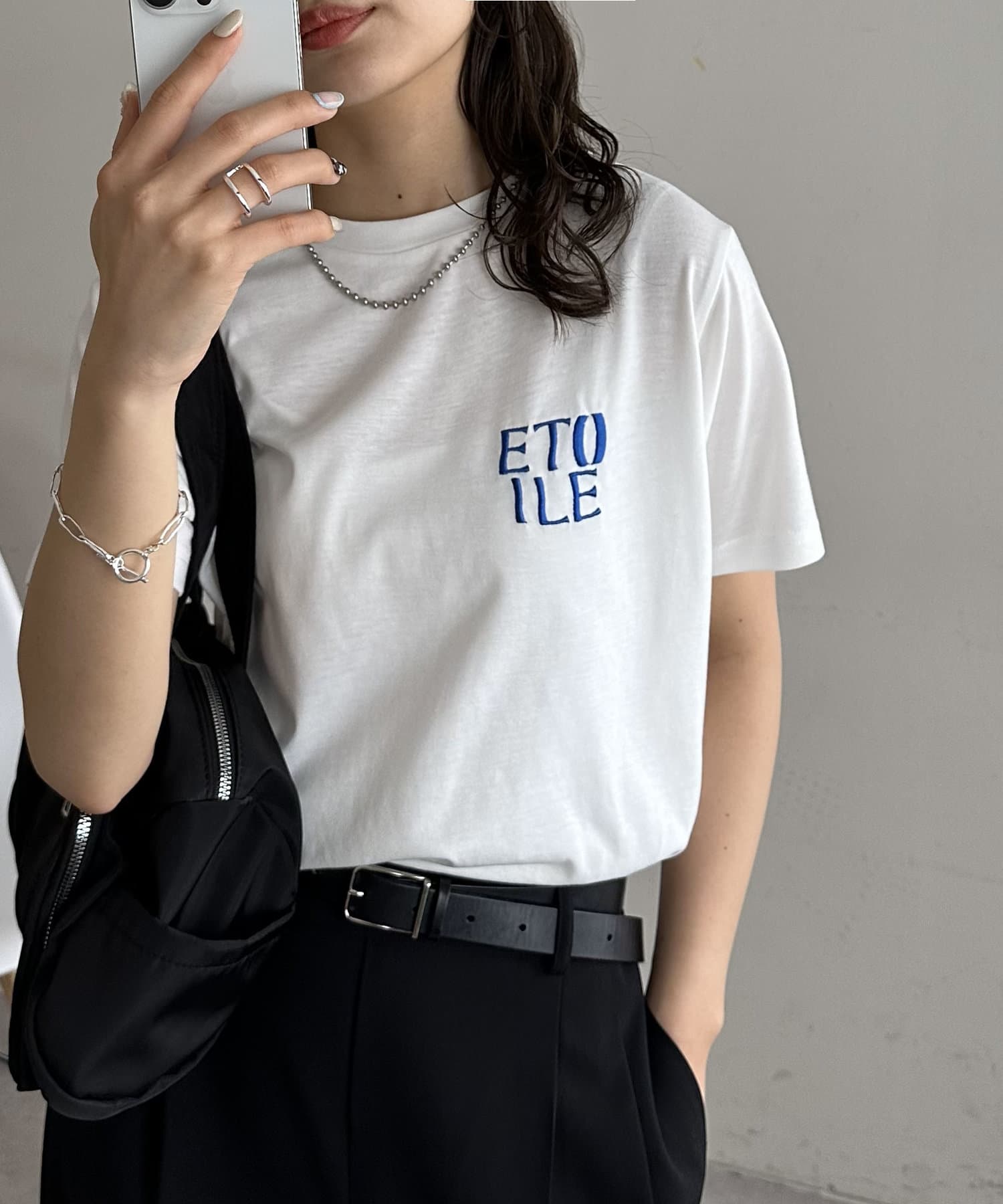 DISCOAT ONLINE LIMITED ITEMシンプルなのにこなれて見える、大人カジュアルの定番アイテム●デザイン胸元に配されたロゴ刺繍が程よいアクセントになっており、1枚で着てもサマになるデ