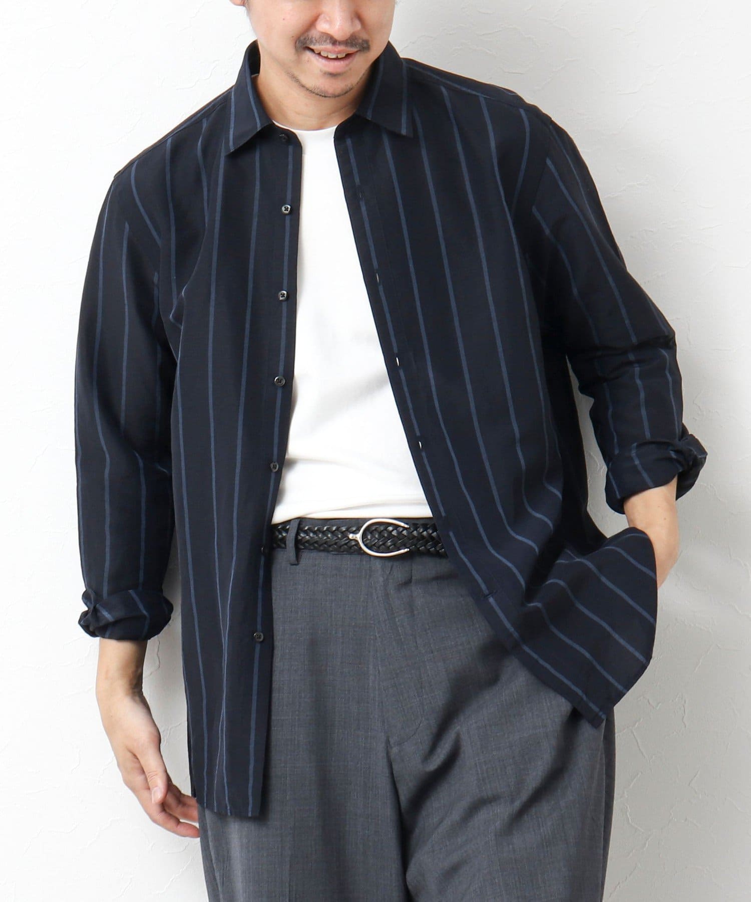少しゆったりシルエットが気分清涼感とツヤ感を兼ね備えた大人シャツ◆素材・キュプラ×リネン×コットンの三者混・キュプラの上質な光沢感とリネンの清涼感・シャリ感とスラブ調のナチュラルな表情◆デザイン・クセ
