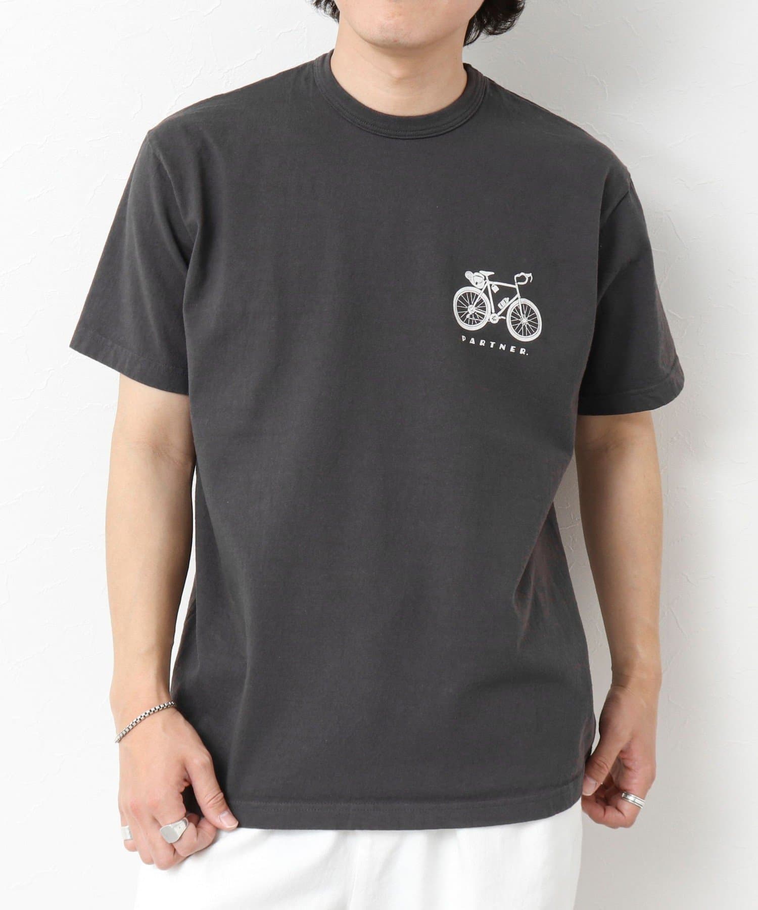 相棒(=PARTNER)の自転車とロゴのプリント取り入れやすい胸ワンポイントプリントTシャツ◆素材・適度な肉厚感の綿100%・ヴィンテージライクな適度に粗野な生地感◆デザイン・左胸に自転車とロゴのワン