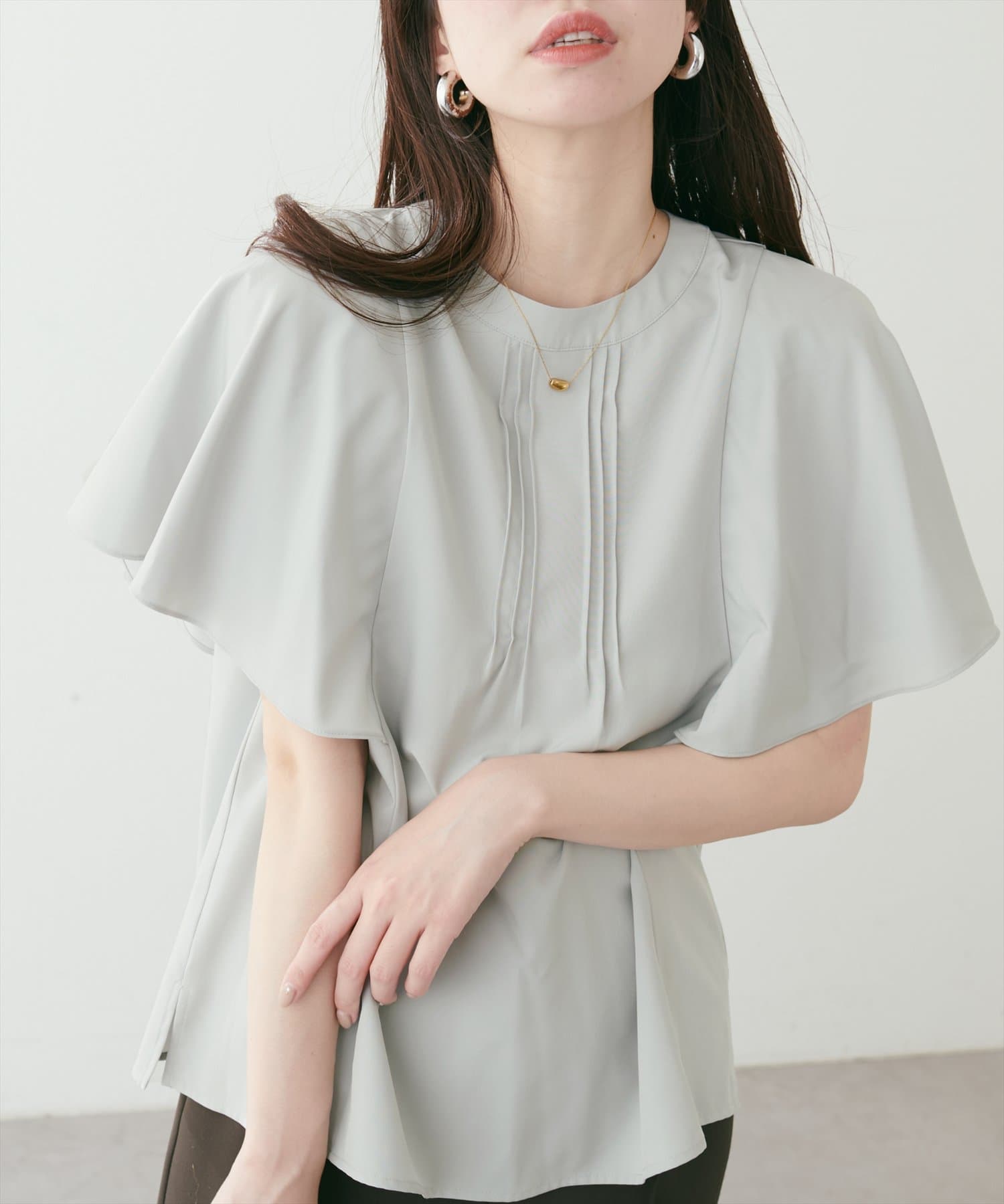 【2025SS natural couture】シンプルで上品なピンタックブラウス■Designシンプルながらもピンタックでデザイン性を効かせたブラウス。ふんわり広がるフレアスリーブは二の腕をすっきり
