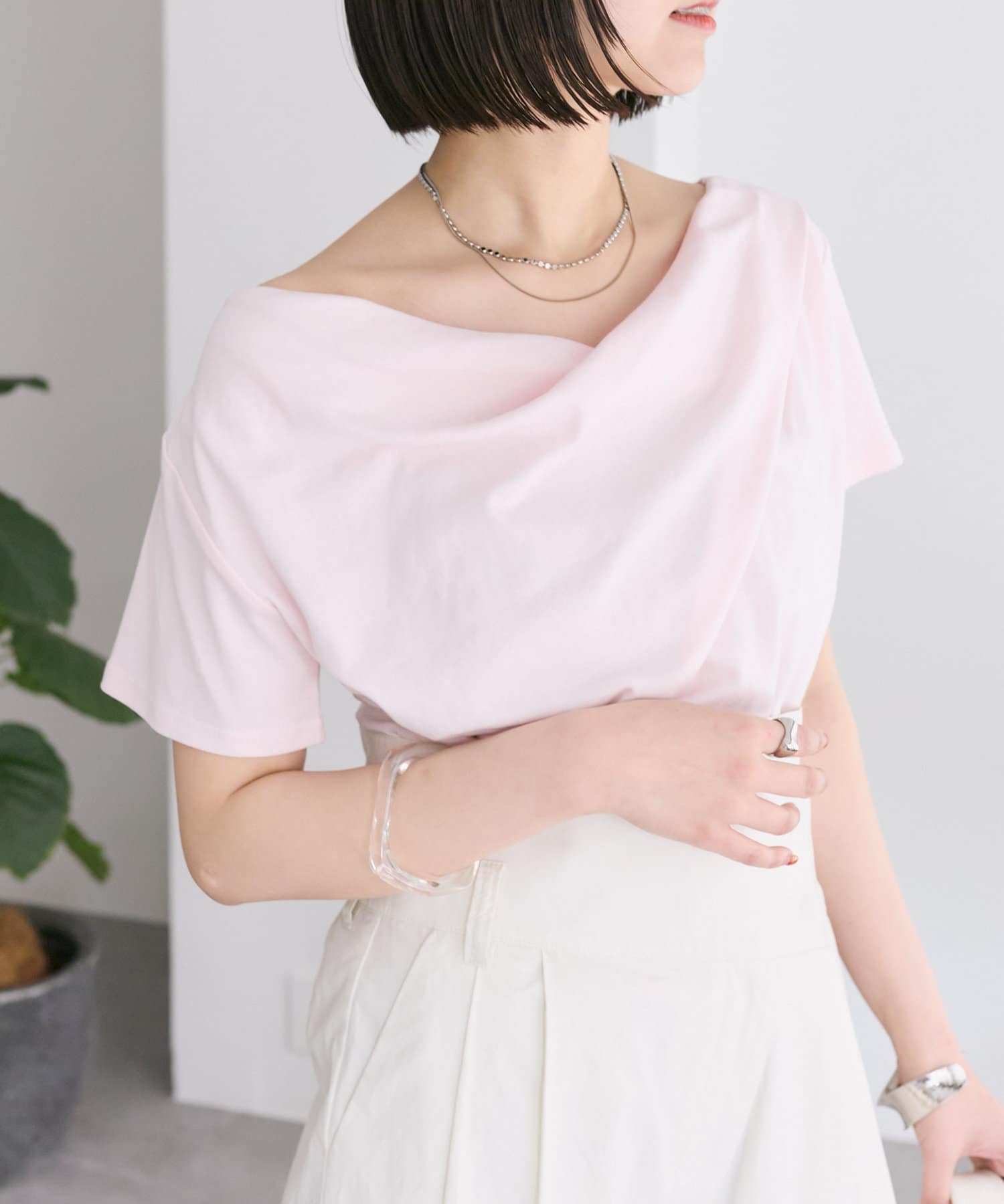 オフショルデザインで女性らしいシルエットを演出する一枚でサマになるTシャツ●デザイン首元にゆとりあるデザインで、オフショルやワンショルとしても着ていただけるアイテム。ほどよいフィット感がスタイルアップ