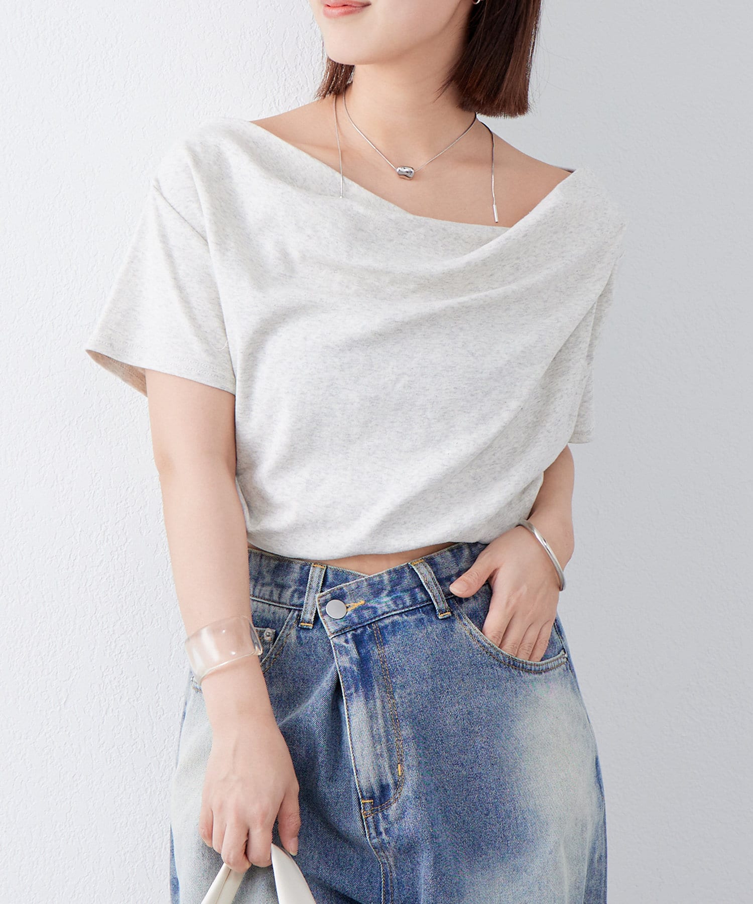 大人気！Tシャツながらトレンドのオフショルデザインで程よく女性らしさを演出してくれるトップス●デザインストレスフリーな着心地のTシャツながら、女性らしい雰囲気に仕上がるこだわりの一枚。デコルテラインを