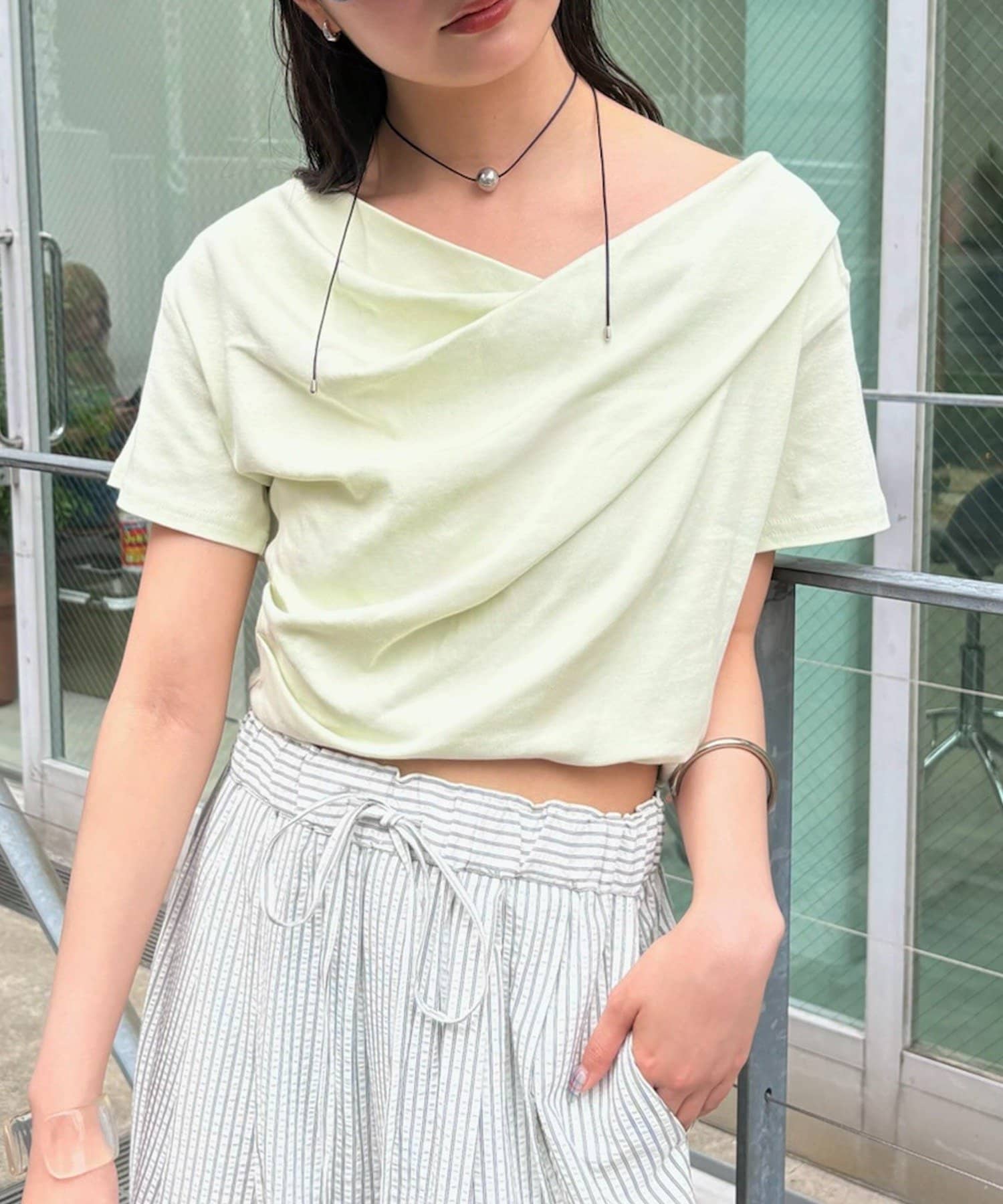 大人気！Tシャツながらトレンドのオフショルデザインで程よく女性らしさを演出してくれるトップス●デザインストレスフリーな着心地のTシャツながら、女性らしい雰囲気に仕上がるこだわりの一枚。デコルテラインを