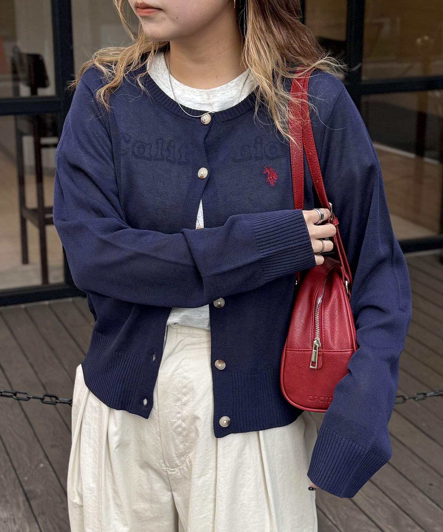 シアー感とさりげないロゴがポイント！これからの時期に重宝するクルーネックカーディガン【U.S. POLO ASSN.】より、柔らかな肌触りと程よいシアー感が魅力のクルーネックカーディガンです◎さりげな
