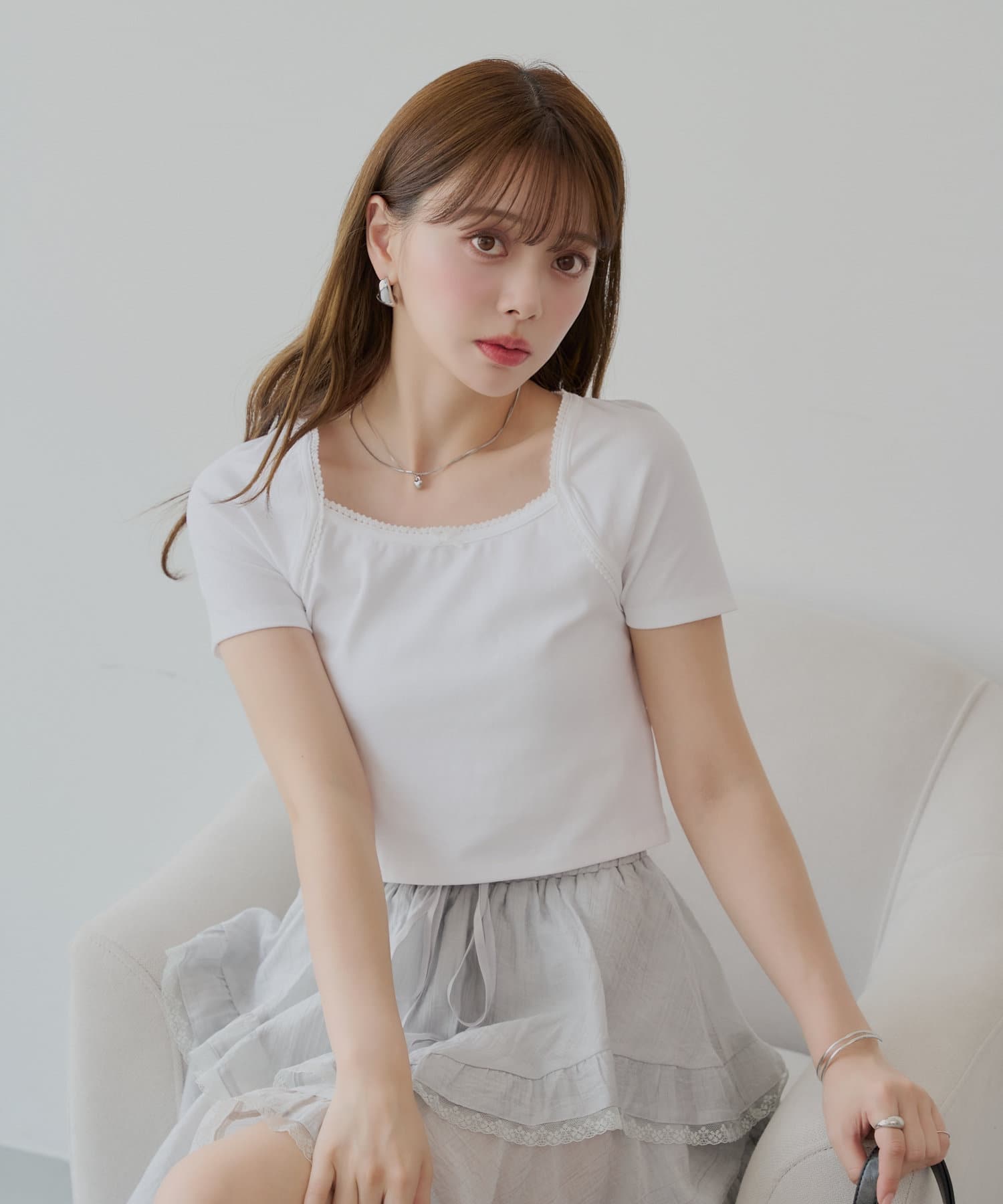一枚で着映えする、大人可愛いピコレースパフチビT▶商品ポイント・胸元を美しく見せるスクエアネックと、繊細なレース、さりげないリボンが女性らしさを引き立てます。 ・ショート丈でコンパクトなシルエットなの