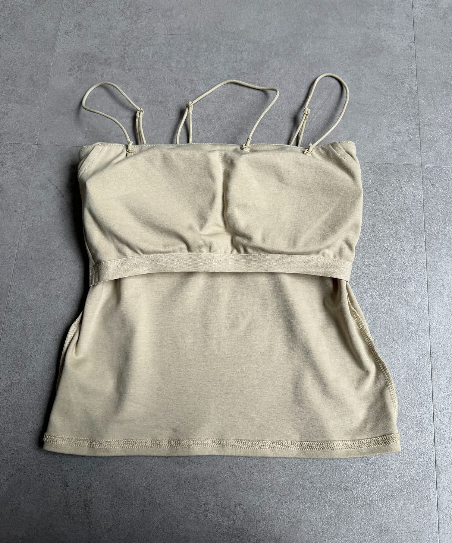 Thevon.(ゼヴォン) 【新色登場！】アシメストラップカップ付きキャミ