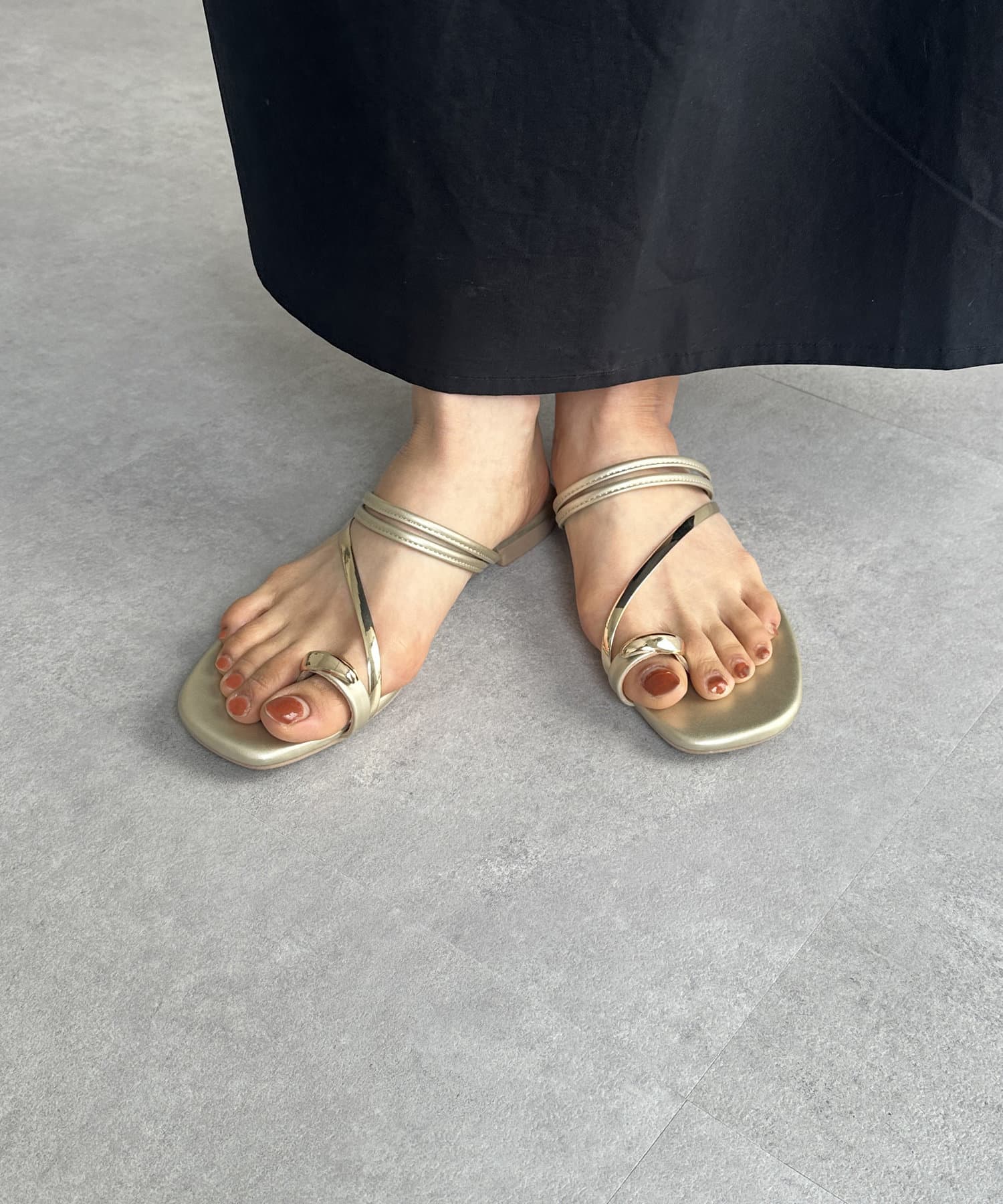 Thevon.(ゼヴォン) GLDトングサンダル