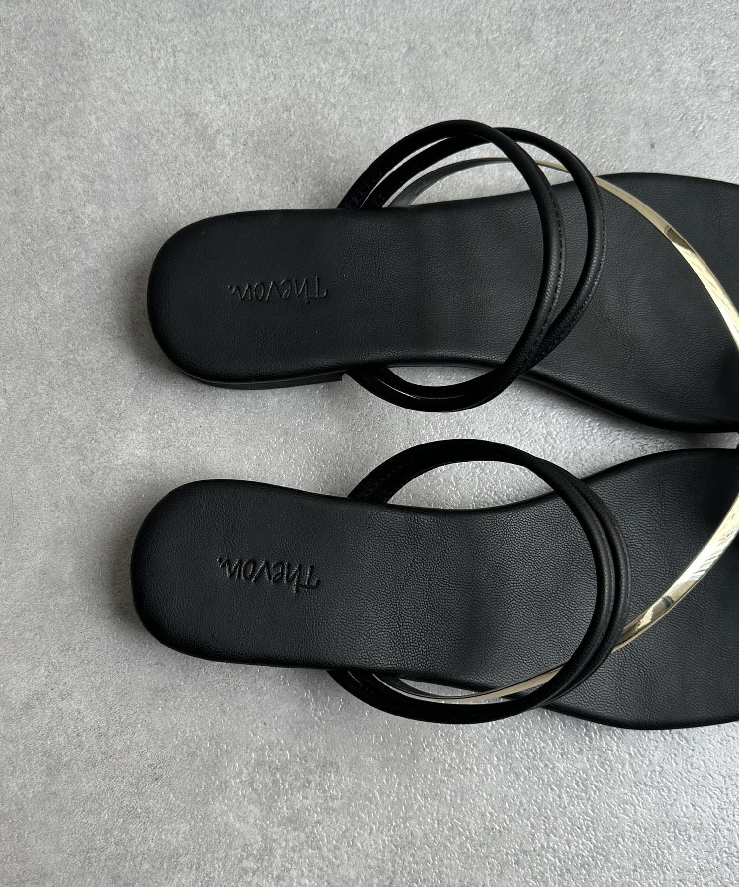 Thevon.(ゼヴォン) GLDトングサンダル