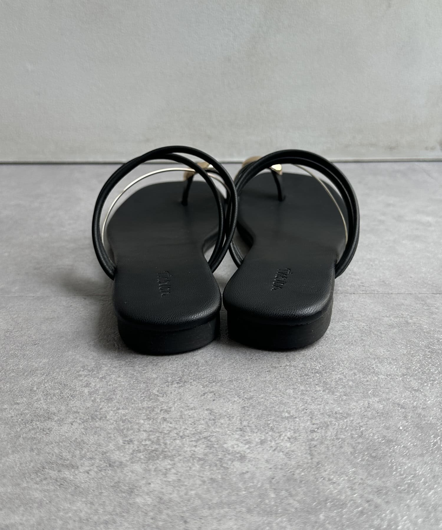 Thevon.(ゼヴォン) GLDトングサンダル