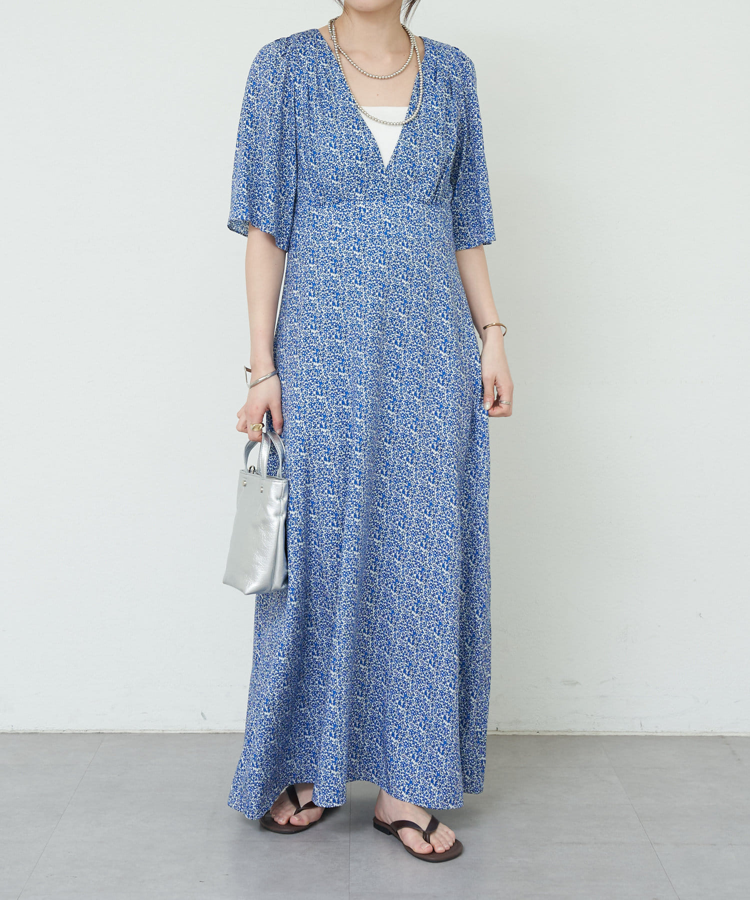 【2025 Spring ＆ Summer Pre Order】リラクシーな着心地の美シルエットワンピハイウエストの切替で腰の位置が高く見え、スタイルアップ効果もあるワンピース首元の開きは広いですが、