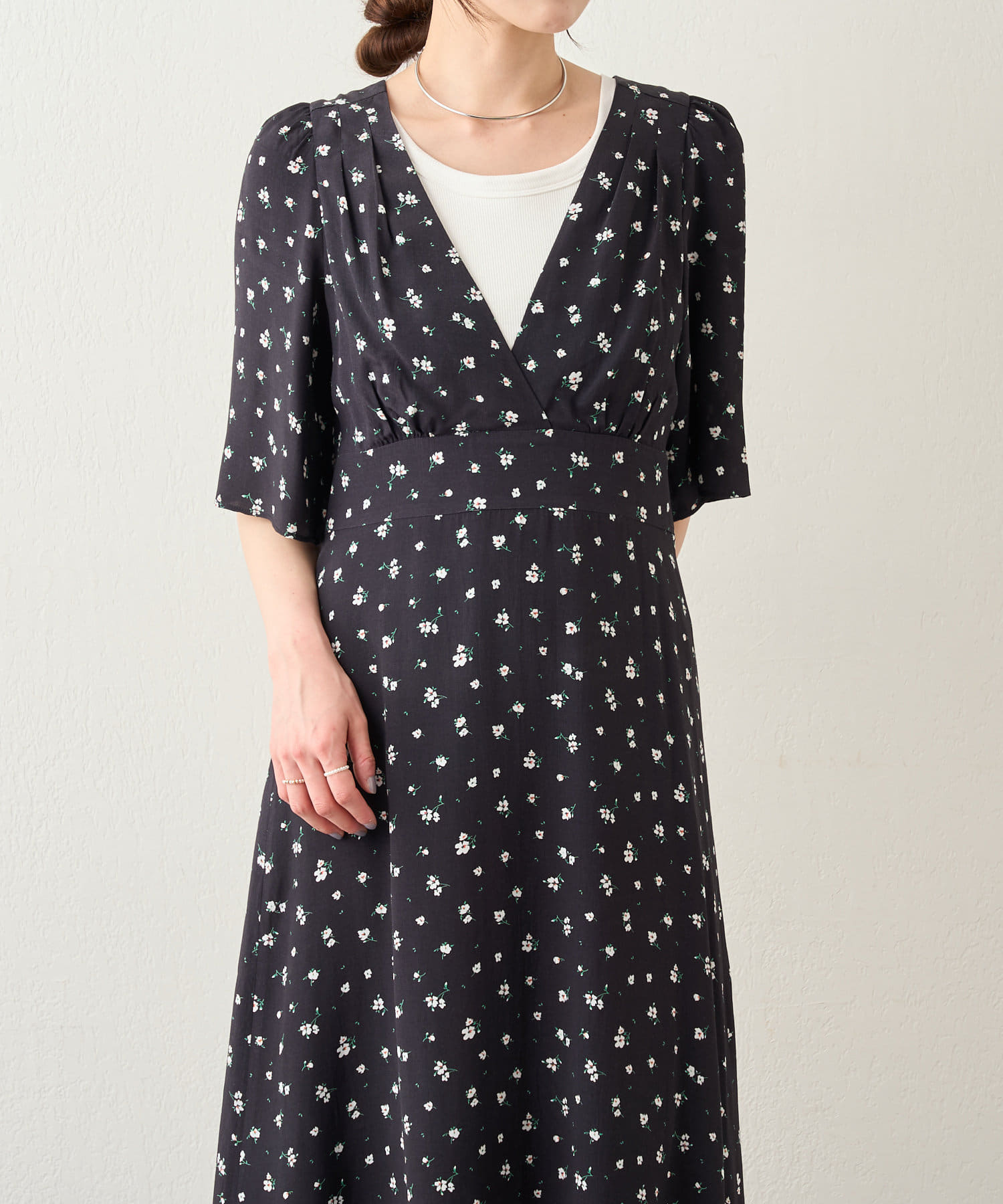 【2025 Spring ＆ Summer Pre Order】リラクシーな着心地の美シルエットワンピハイウエストの切替で腰の位置が高く見え、スタイルアップ効果もあるワンピース首元の開きは広いですが、