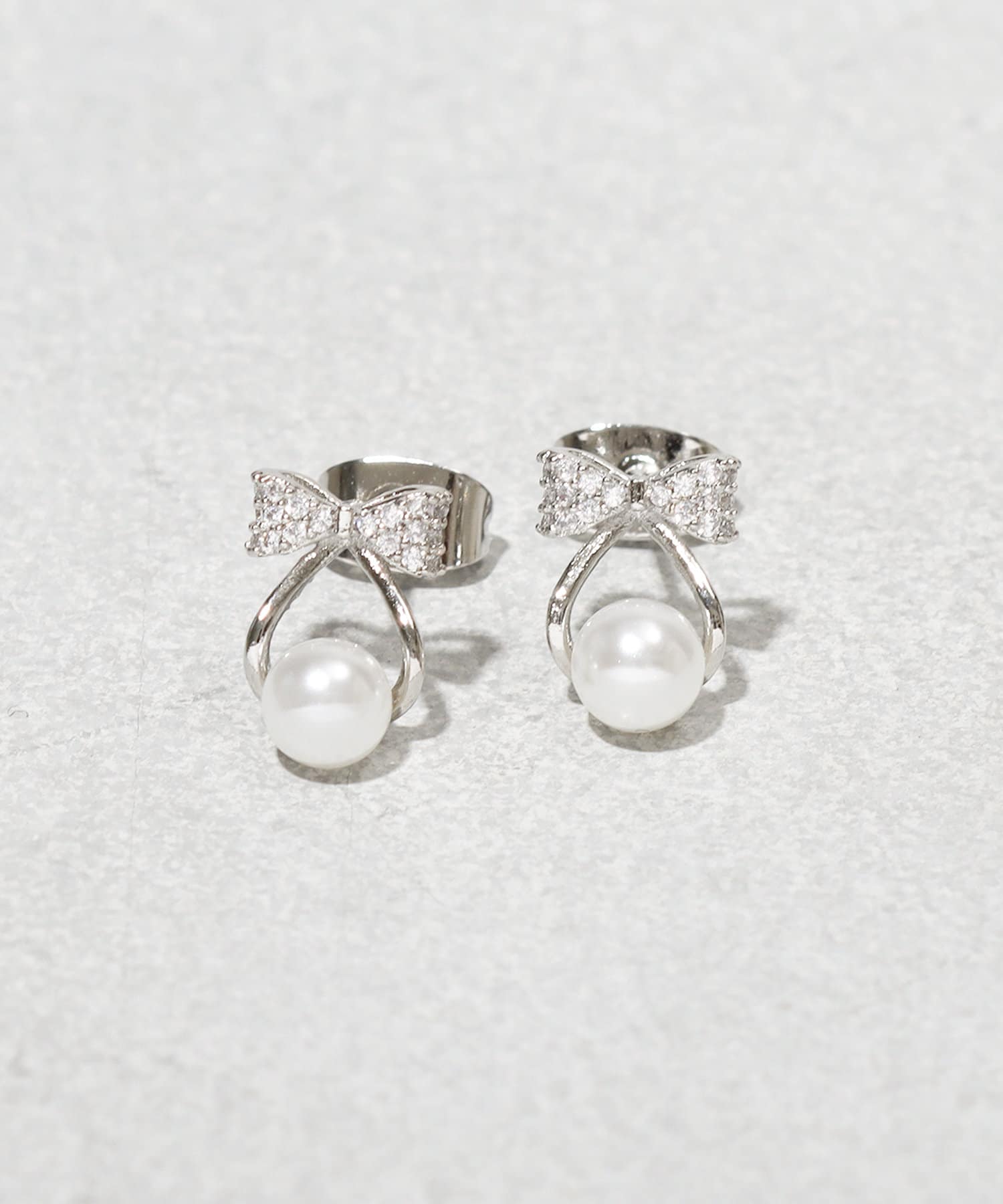 3COINS(スリーコインズ) キラキラリボンパールピアス