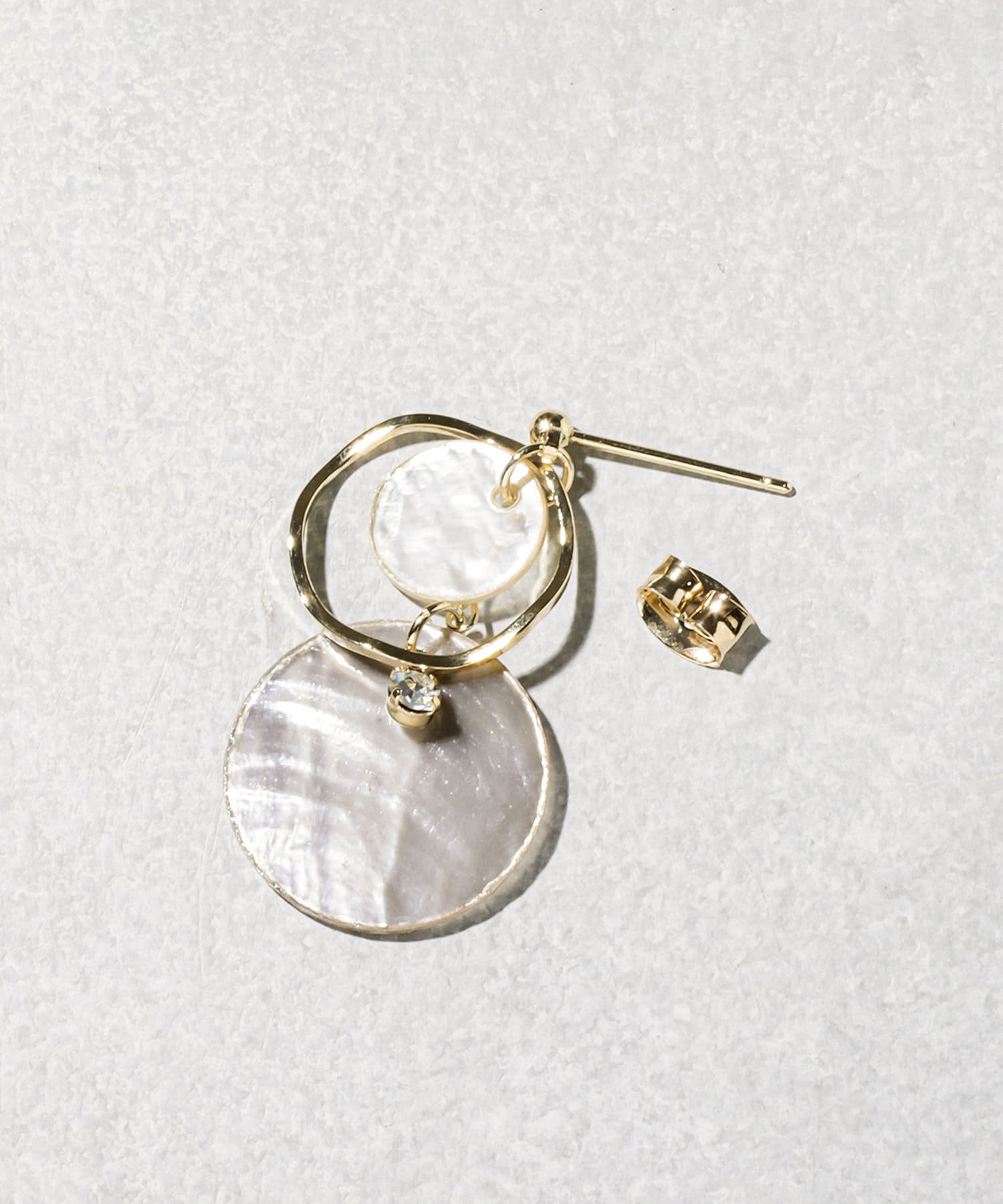 3COINS(スリーコインズ) カラーシェルラウンドピアス