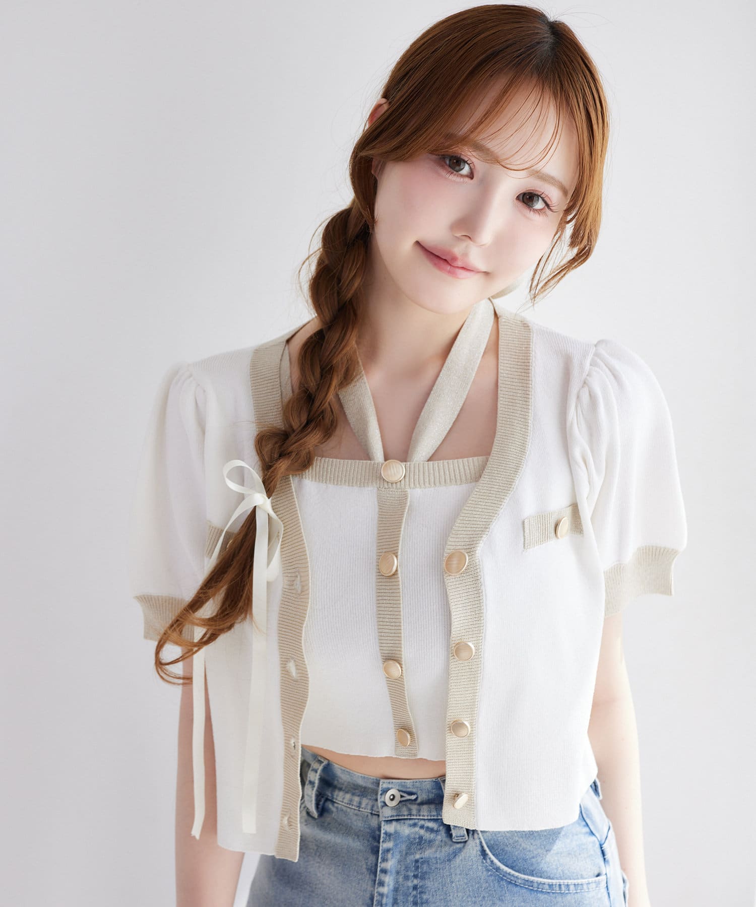 ~NICECLAUP 2025 Early Summer Collection~ラメ糸を使用しているため、キラキラとした華やかさが魅力のカーディガン。フロントのゴールドボタンが、コーディネートのアクセ