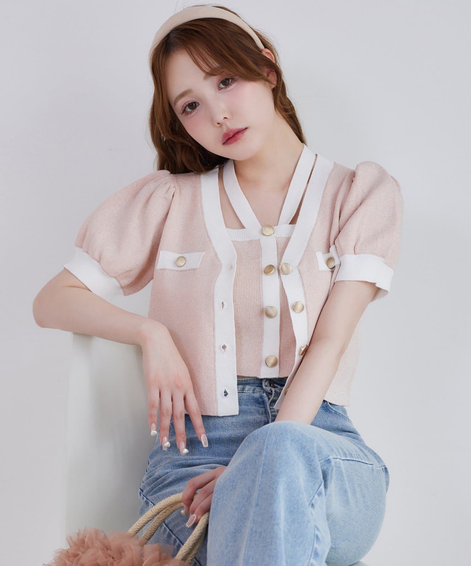~NICECLAUP 2025 Early Summer Collection~ラメ糸を使用しているため、キラキラとした華やかさが魅力のカーディガン。フロントのゴールドボタンが、コーディネートのアクセ