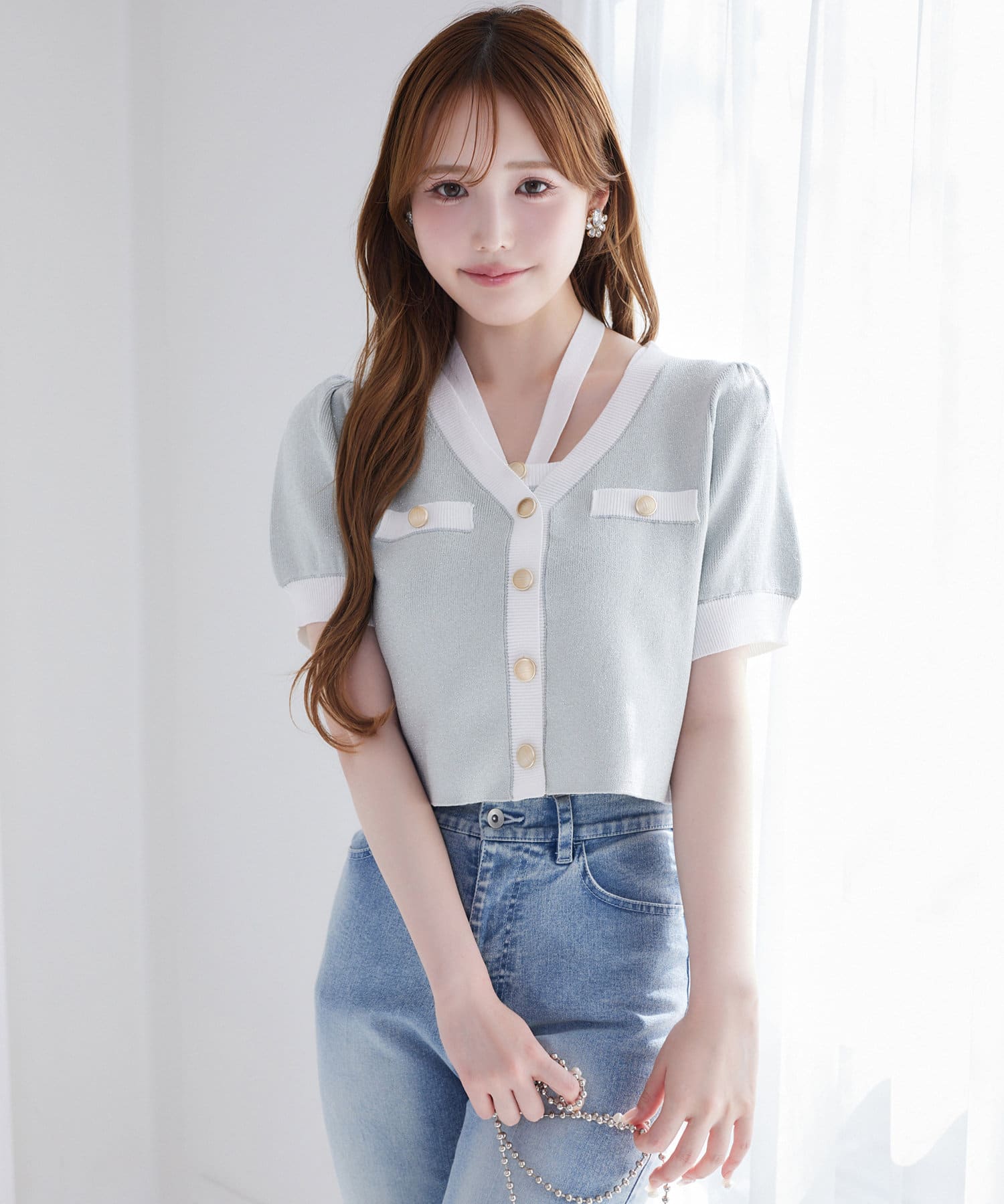 ~NICECLAUP 2025 Early Summer Collection~ラメ糸を使用しているため、キラキラとした華やかさが魅力のカーディガン。フロントのゴールドボタンが、コーディネートのアクセ