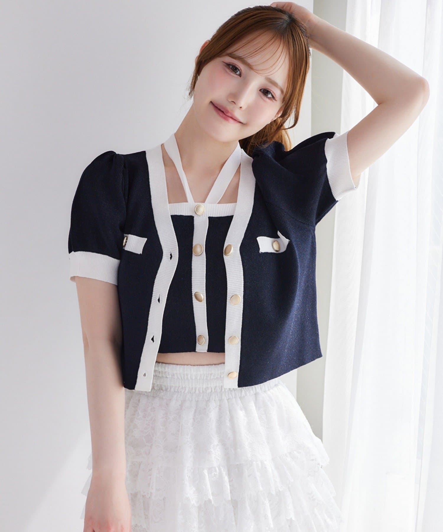 ~NICECLAUP 2025 Early Summer Collection~ラメ糸を使用しているため、キラキラとした華やかさが魅力のカーディガン。フロントのゴールドボタンが、コーディネートのアクセ