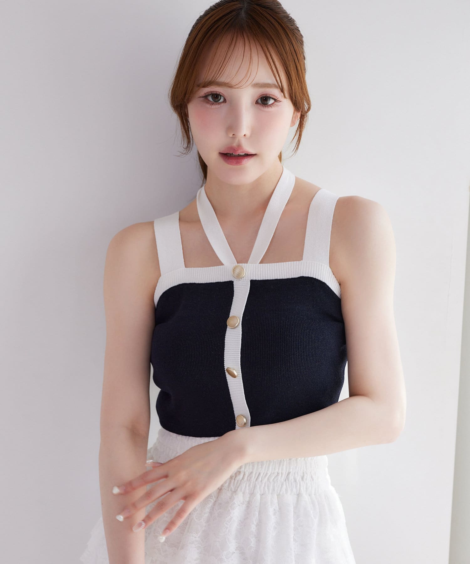 ~NICECLAUP 2025 Early Summer Collection~ラメ糸を使用したキラキラ輝くビスチェ。ホルターネックのリボンは取り外し可能で、アレンジ次第でさまざまな印象を楽しめます。
