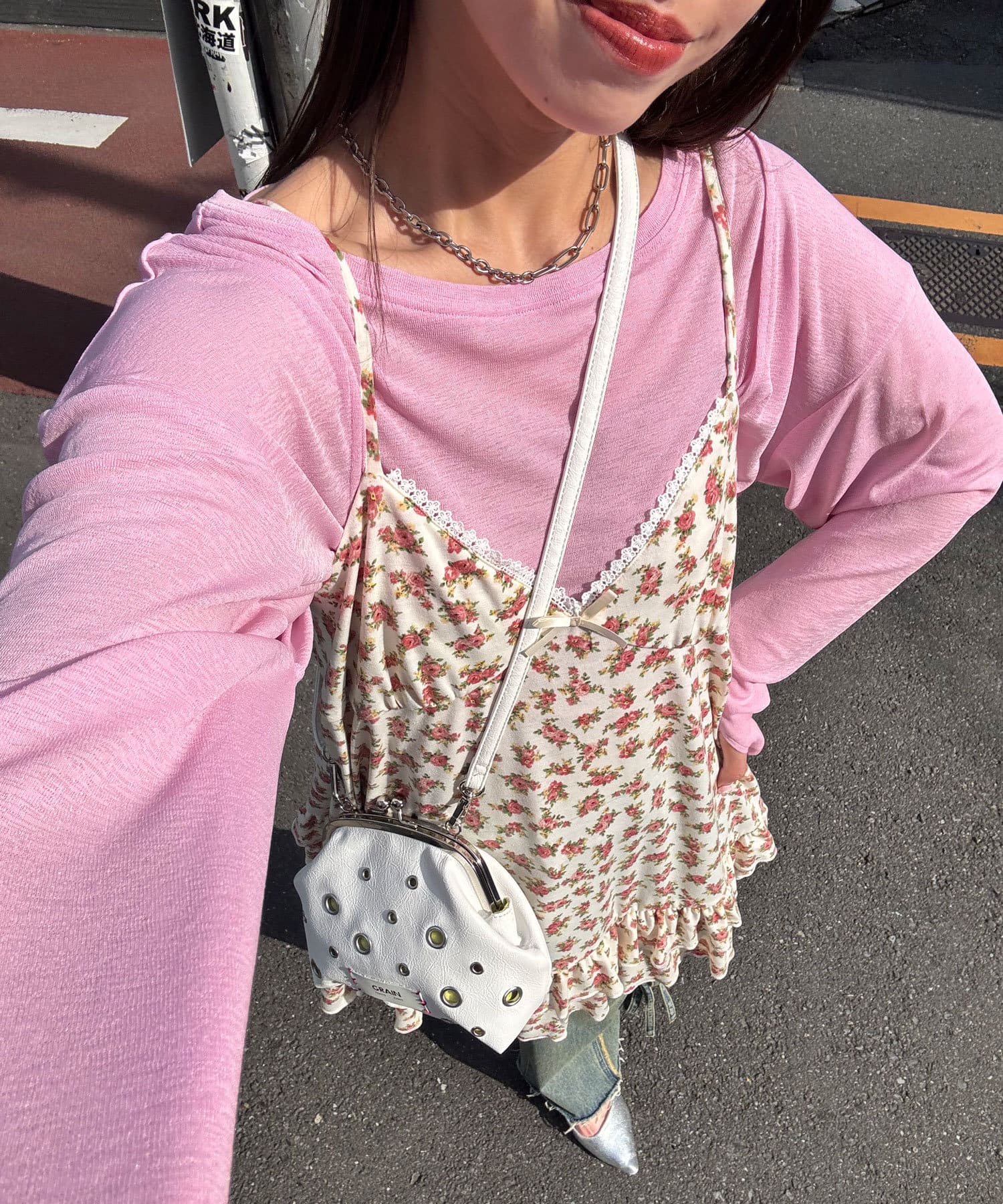 甘さたっぷりのディテールが魅力なキャミワンピ▼ポイントたっぷりの小花柄が目を惹く甘めキャミチュニックワンピース。ランジェリーライクなデザインと胸元のレースがフェミニンで華やかな印象に。肩ひもは後ろのリ