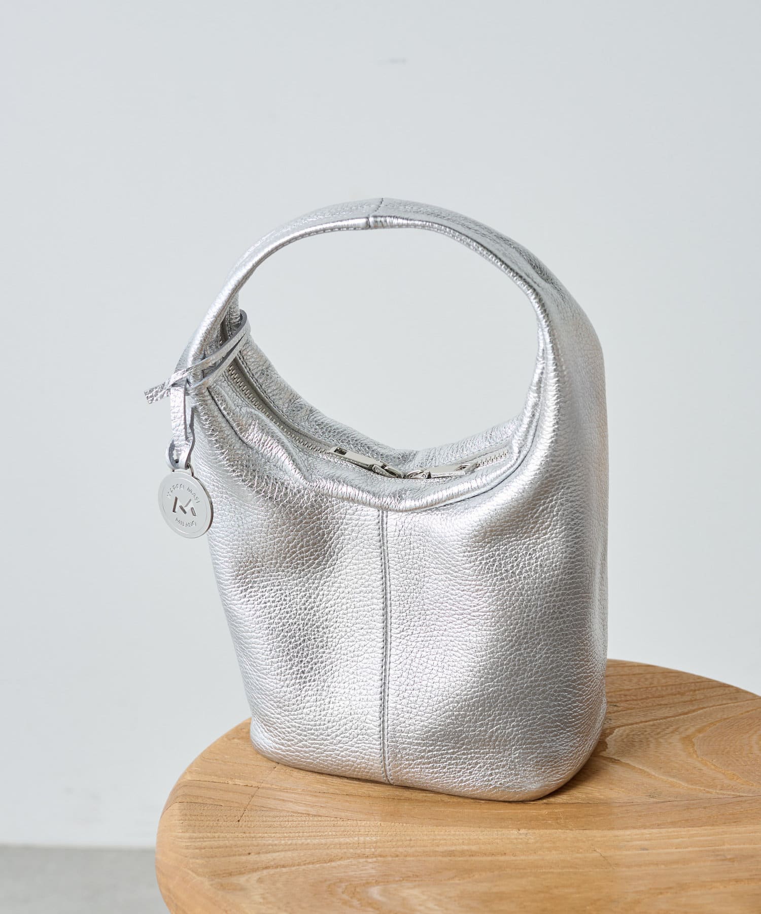 BEARDSLEY シルバーショルダーバッグ