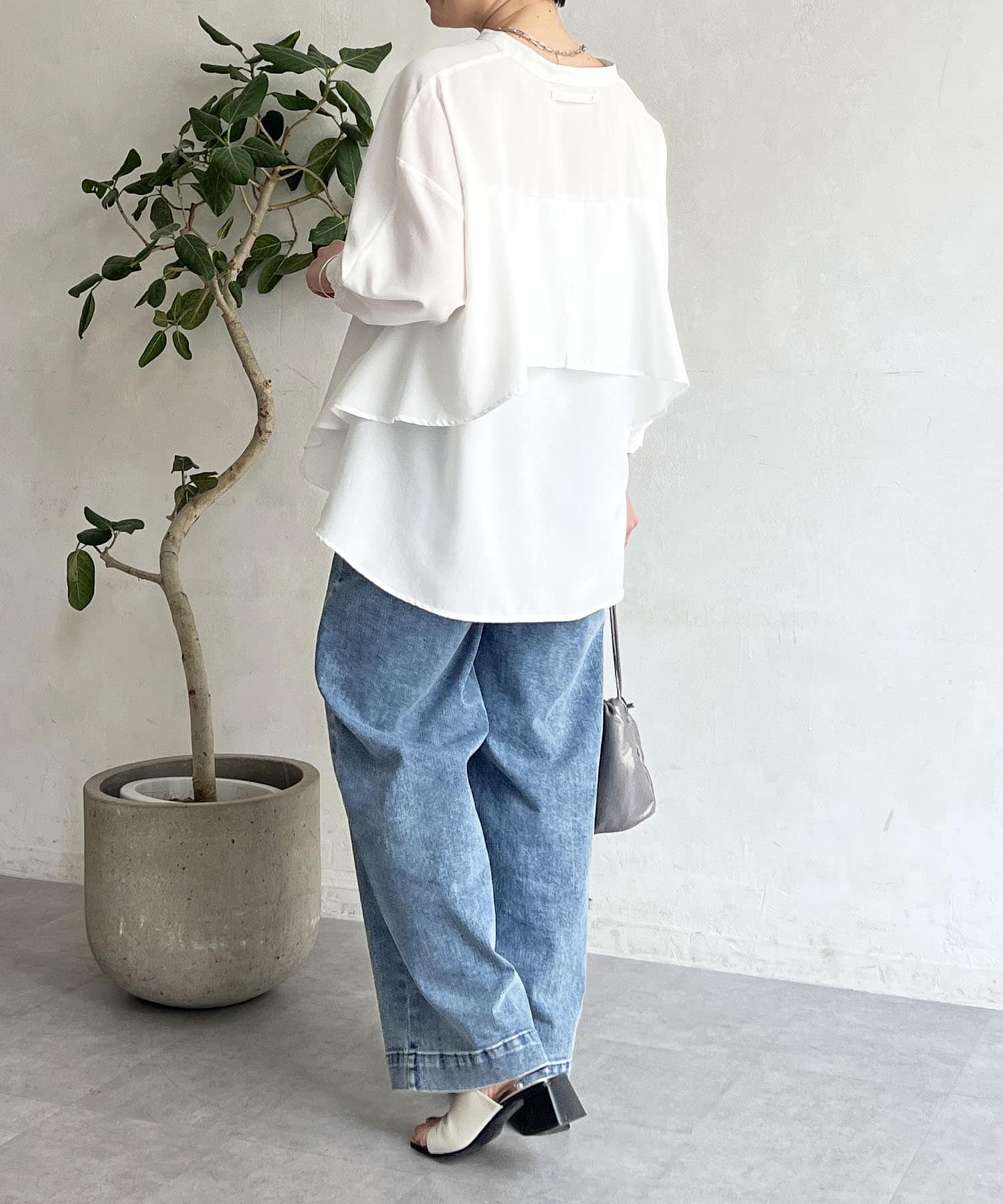 背中フリルの服 2025SSカタログ掲載】バックリボン開きフリル柄ブラウス | Chico