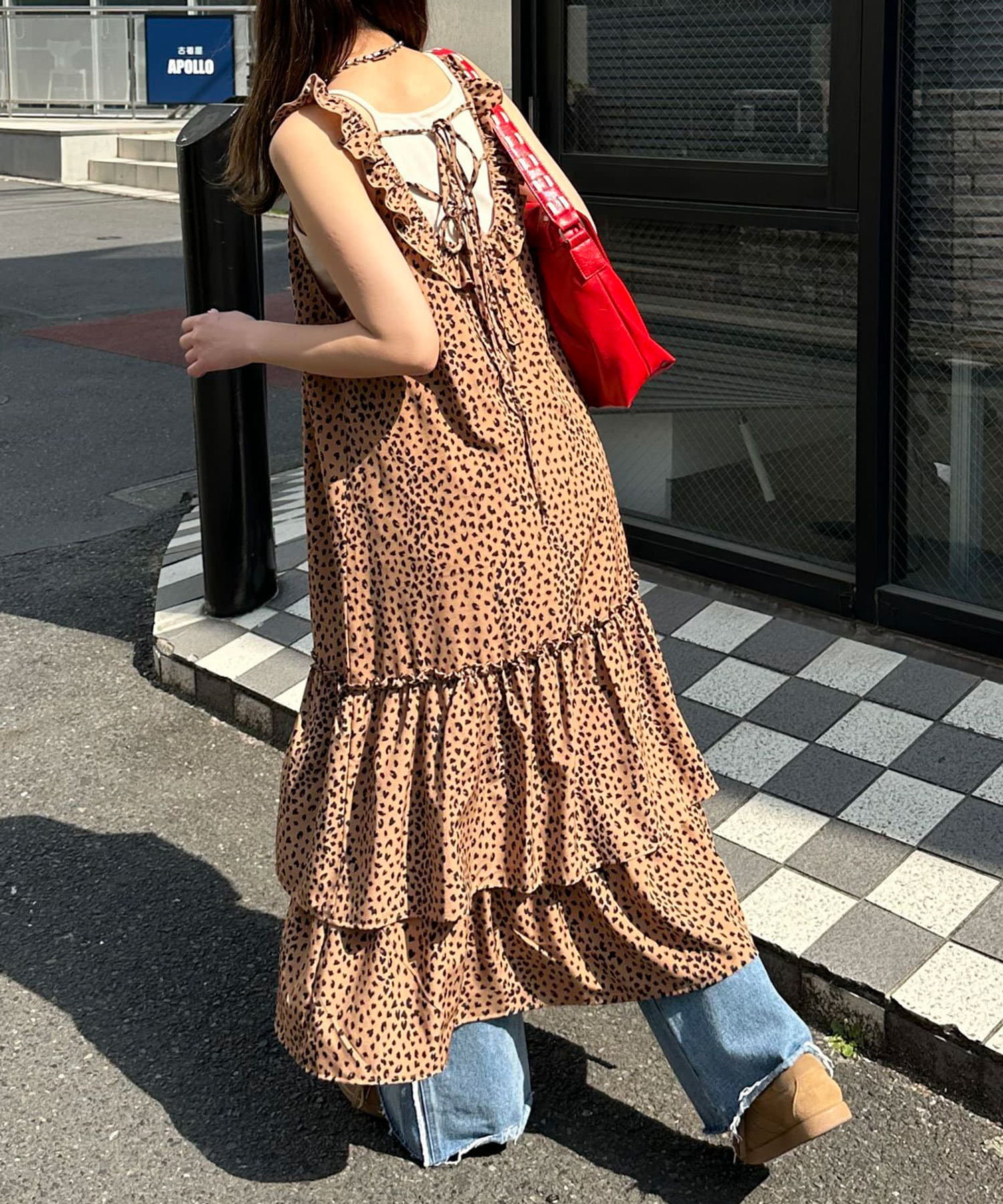 ふんわり広がるティアードフリルのガーリーワンピ▼ポイントナチュラルな風合いの生地にたっぷりのフリルをあしらった甘めキャミワンピース。ティアードデザインが立体感を生み、歩くたびにふんわり広がるシルエット