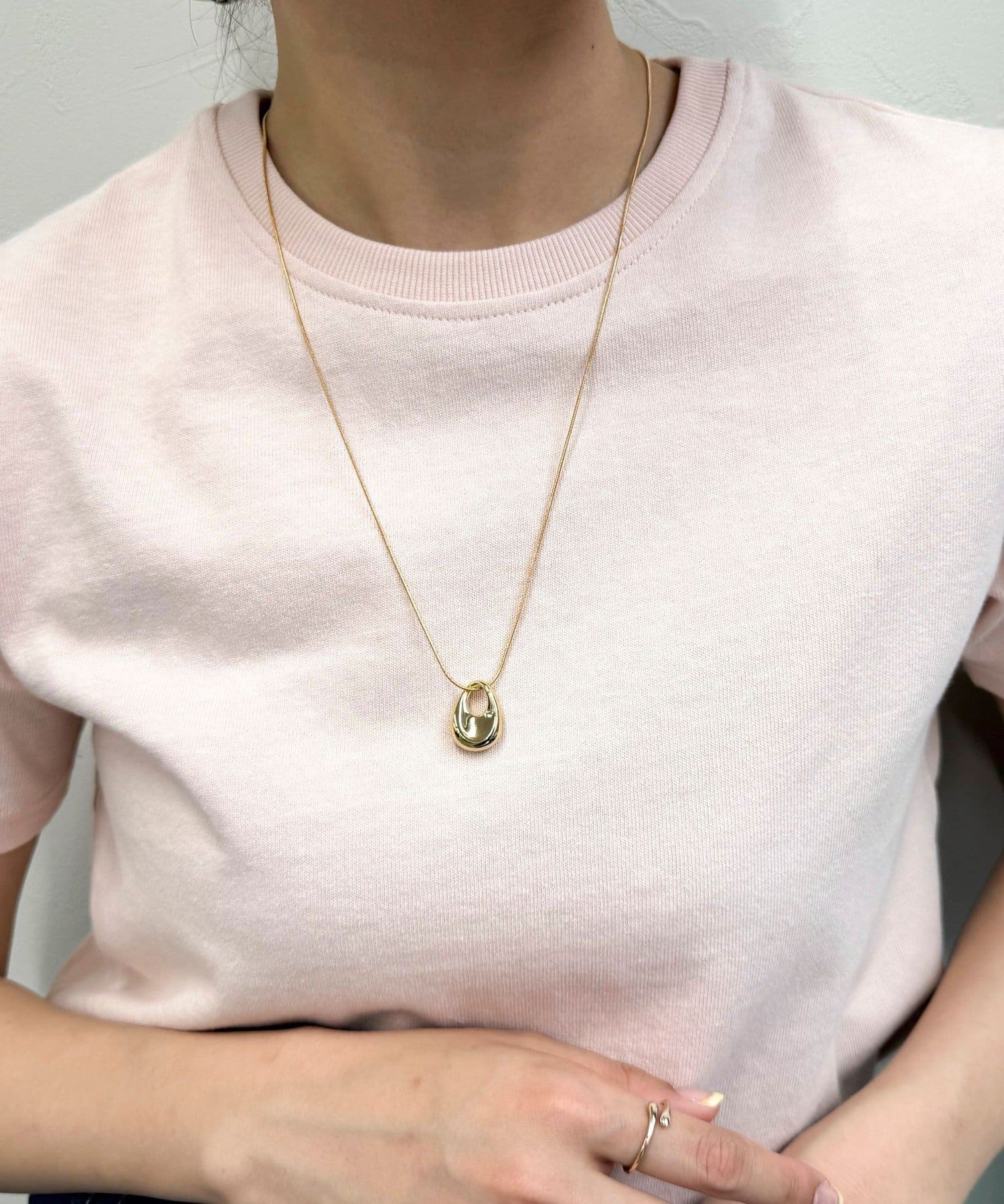 ◇fredy emue◇【2025 SS】コーデにアクセントをプラスしてくれるつぶしモチーフロングネックレス●point・ころんとした丸みのあるつぶしモチーフがポイントのネックレスです・立体感のあるモ