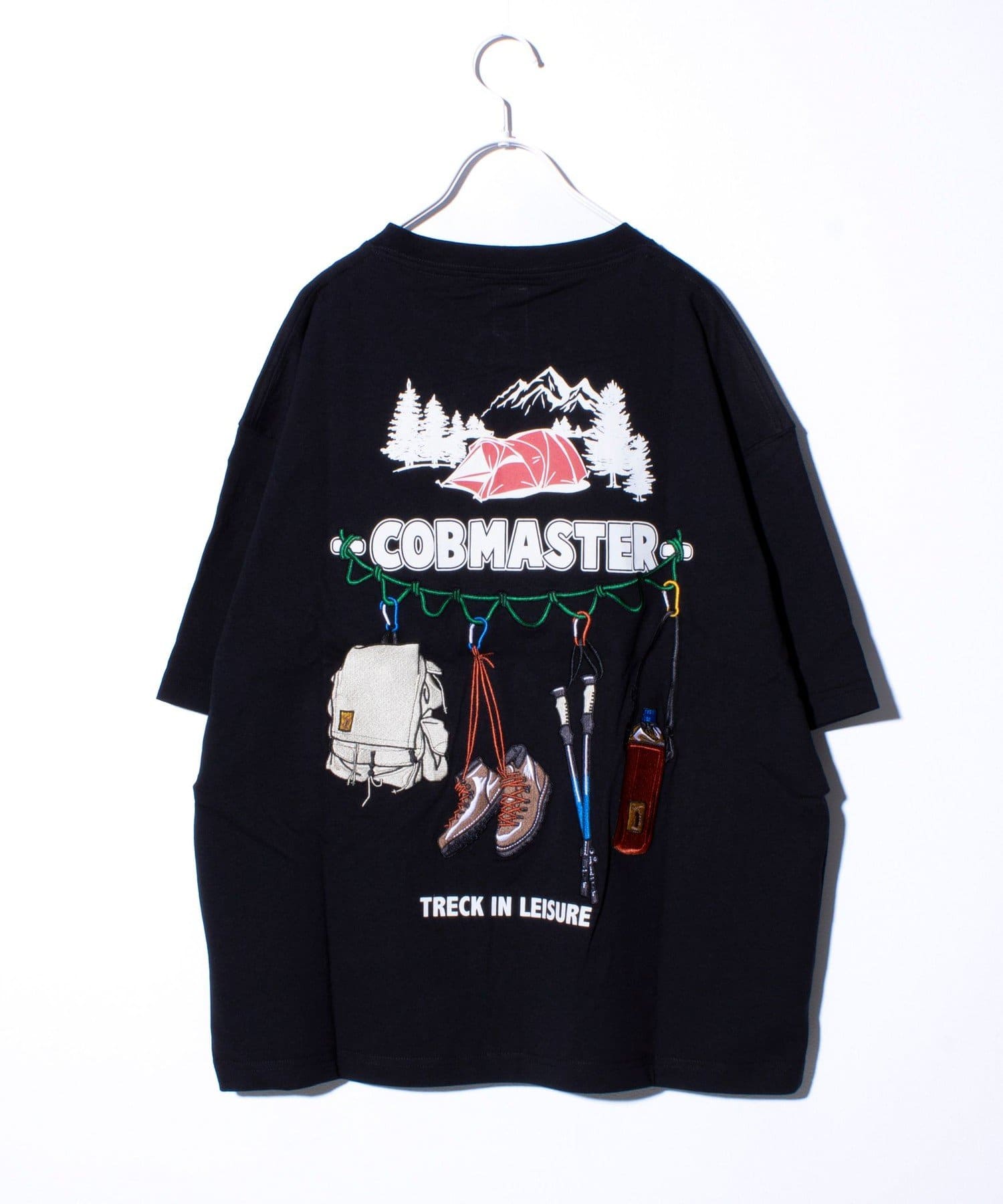 COBMASTERの新作《Travel & Leisure》シリーズプリント×刺繍の贅沢なルーズTEE。トレッキングツールをカラフルな刺繍で表現したゆったりルーズシルエットTEE。生地には吸水