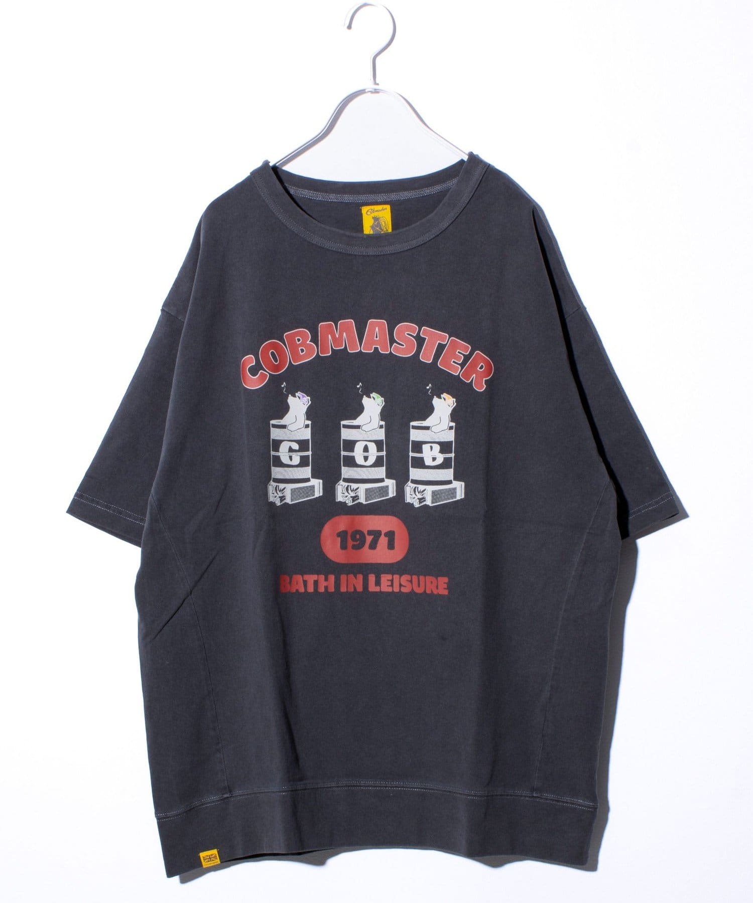 COBMASTERの新作《Nostalgia》シリーズドラム缶風呂に気持ちよさそうに入るコブベアーをプリントしたスウェット風ルーズTEE。スウェットディテールを意識した裾リブにピグメント加工がいい雰囲