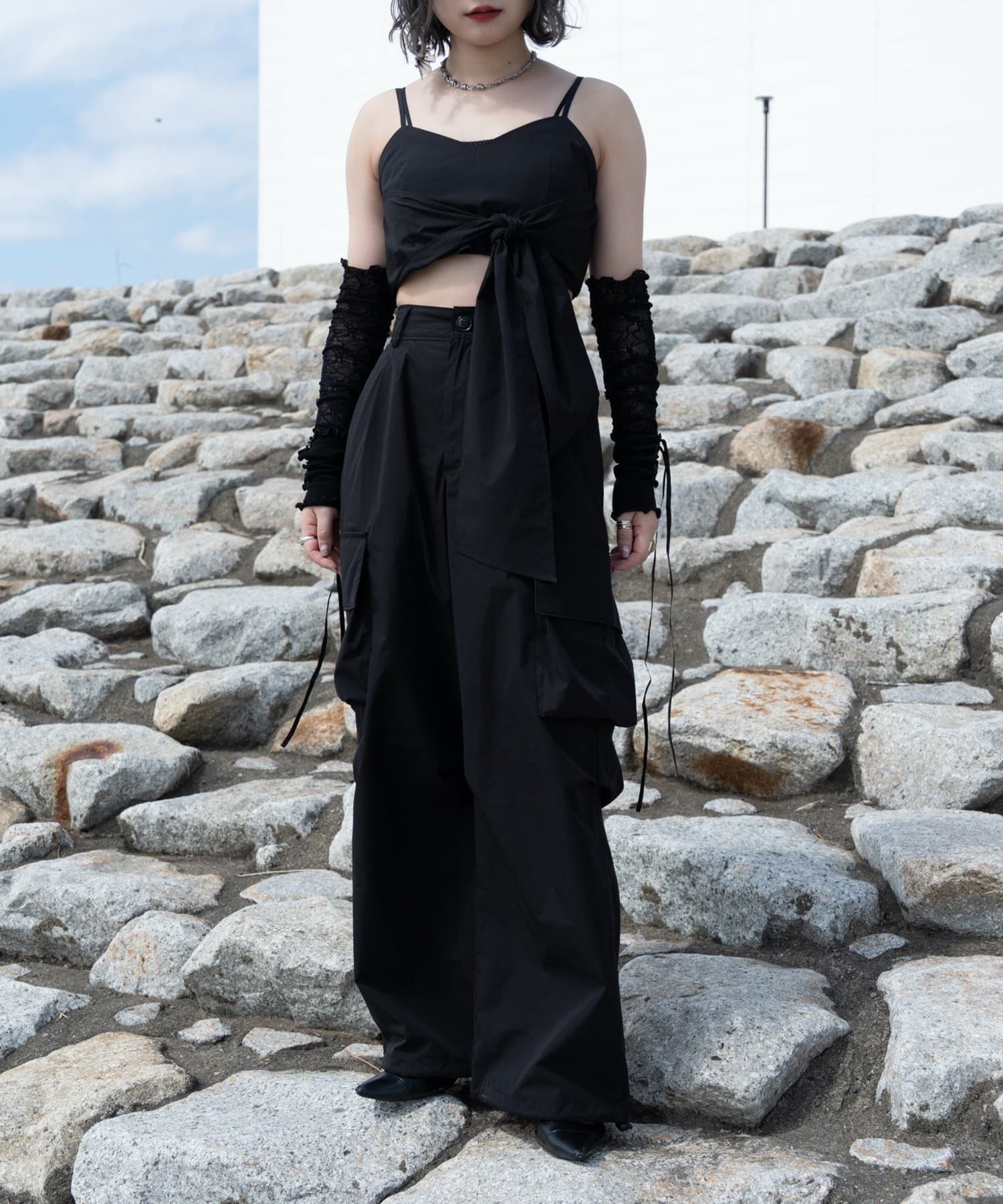 【Mavie..7】2025SS third collection■デザイン・キャミビスチェとカーゴパンツのセット。・大きめのリボンが存在感抜群のビスチェ。リボンは解ける仕様なので、前でも後ろでもむす
