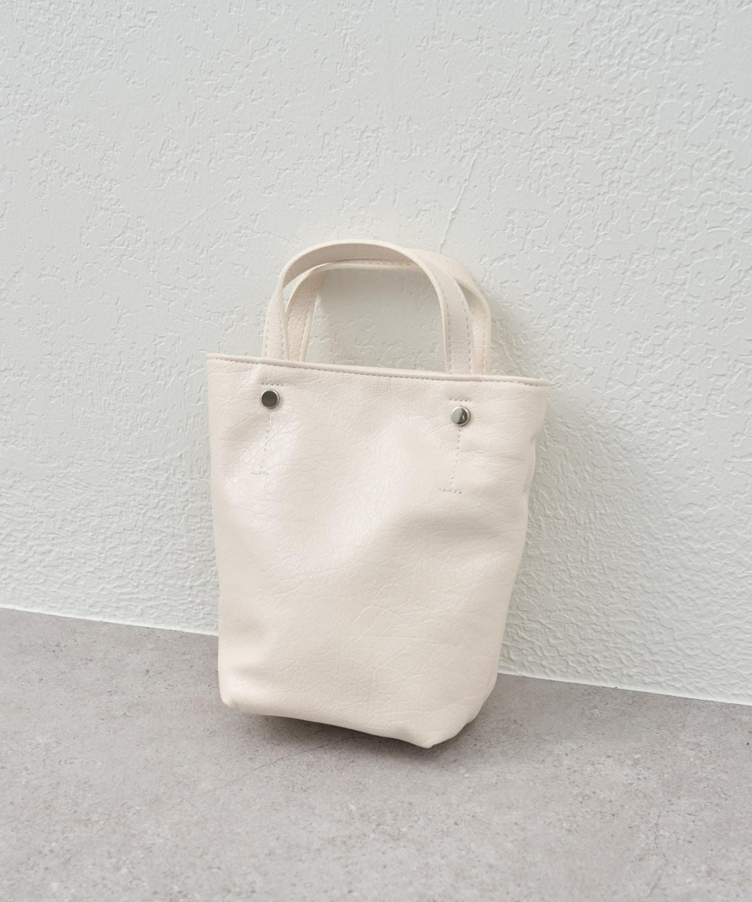 コンパクトサイズが可愛いお出掛けのお供にピッタリなミニバッグショルダーとしてもミニトートとしても使える2WAYバッグ。財布・携帯などのちょっとしたおでかけに必要なアイテムの収納に便利なサイズ感でサブバ