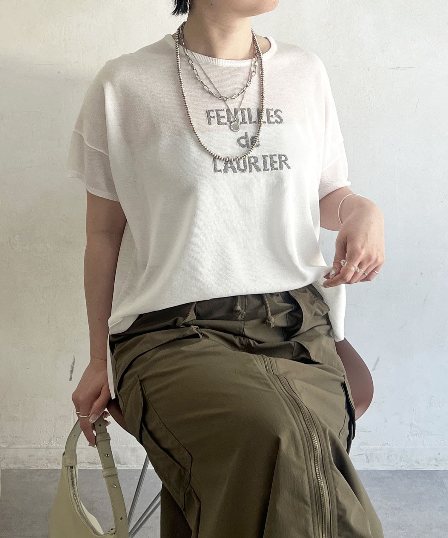 トレンド感たっぷりのラメシアー×ロゴ半袖ニット‐POINT‐・シアー感のあるラメ素材と、さりげないロゴがポイントの一枚・気になる二の腕周りをカバーしてくれる袖丈・身幅が広く、ゆったり着れて汗ばむ春夏に