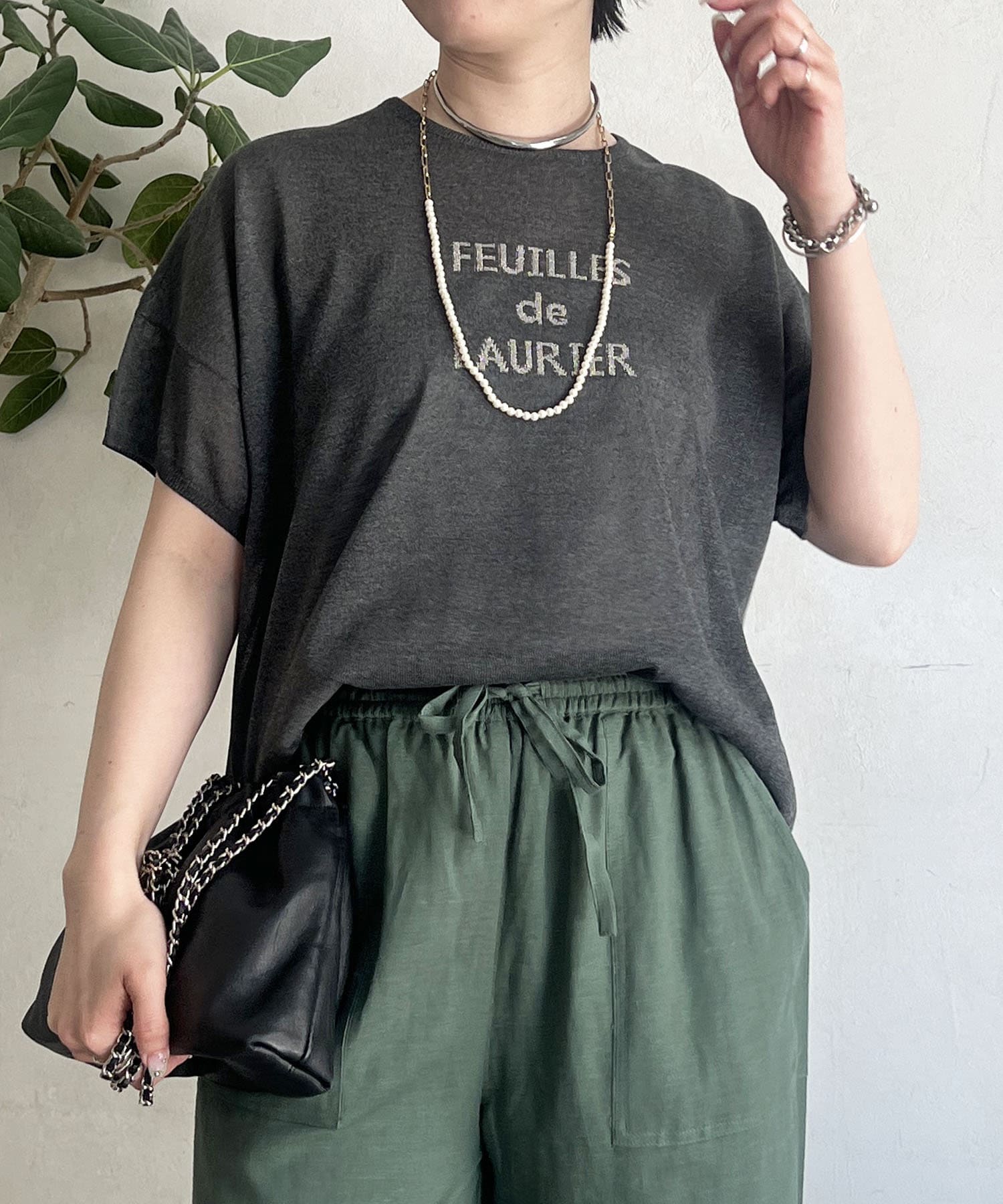 トレンド感たっぷりのラメシアー×ロゴ半袖ニット‐POINT‐・シアー感のあるラメ素材と、さりげないロゴがポイントの一枚・気になる二の腕周りをカバーしてくれる袖丈・身幅が広く、ゆったり着れて汗ばむ春夏に