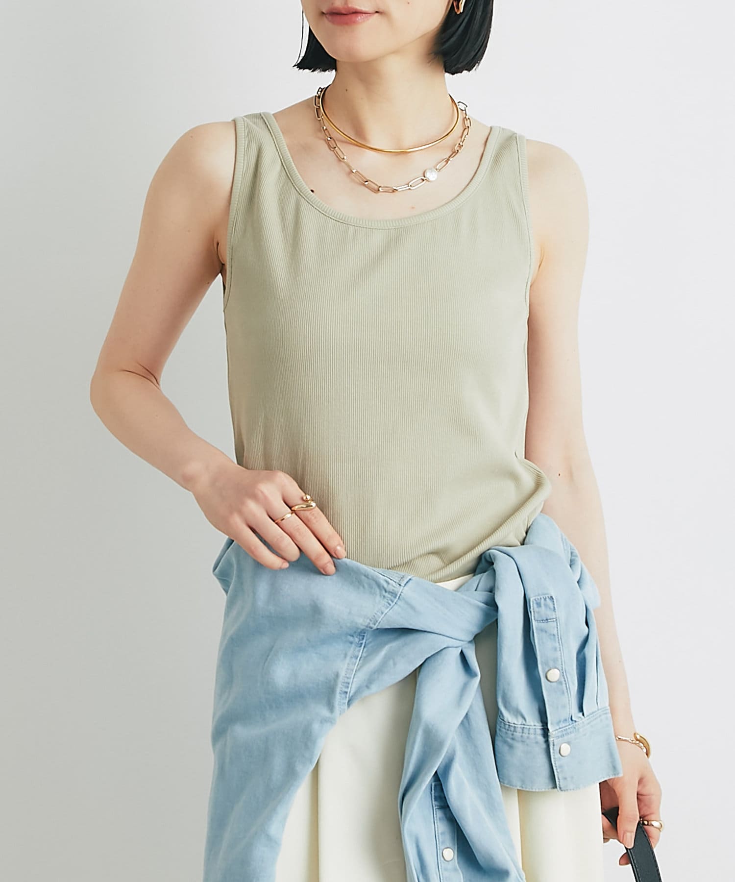 着回しに便利なベーシックなタンクトップ商品ポイント・ロングシーズン、どんなコーデでも活躍するコットンベースのタンクトップ。・後ろ身頃にほどこされた、ブランドロゴがさりげないアクセントに◎・柔らかな肌当