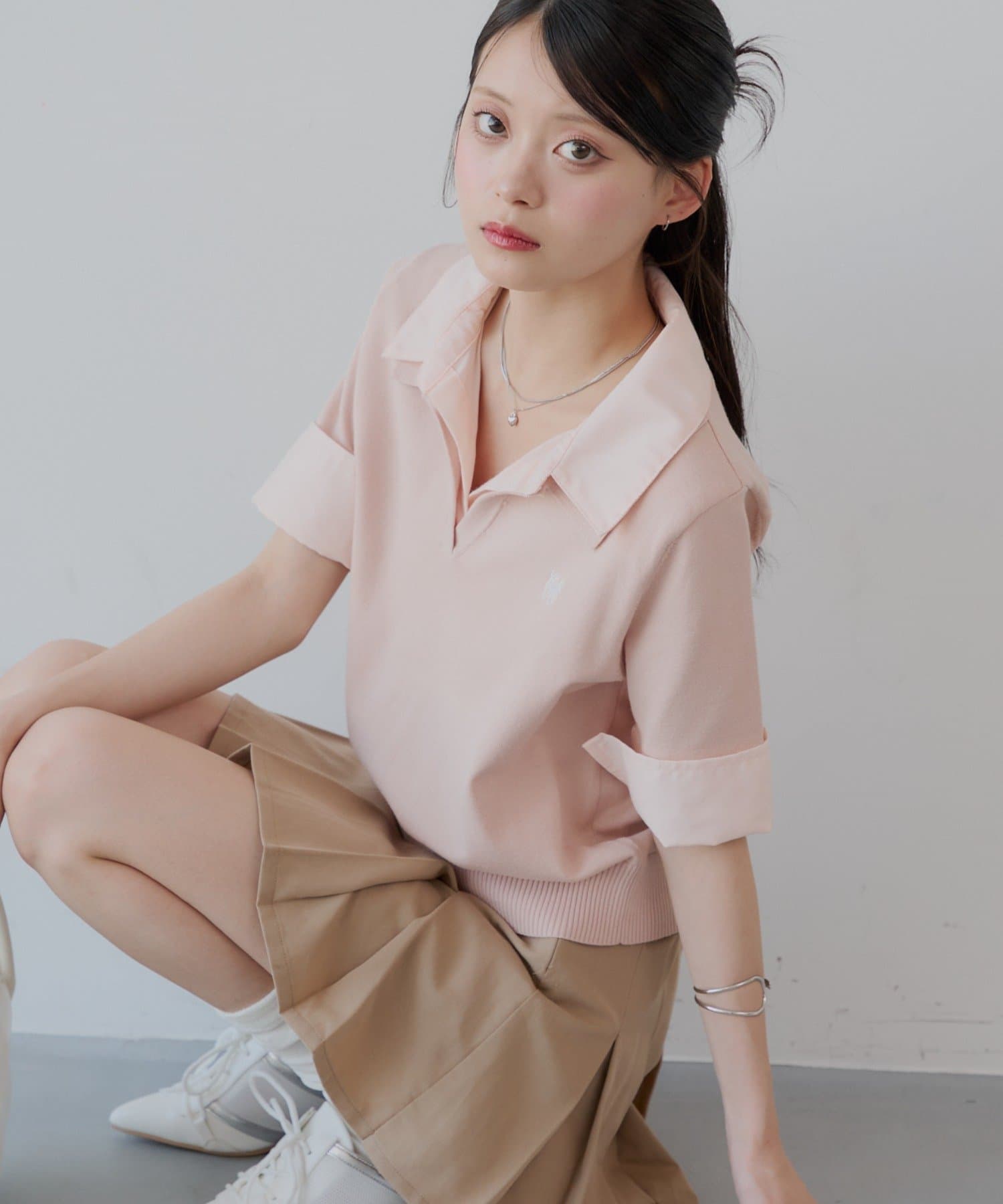 大人気襟付きポロニットが5分袖になって登場！※新色・ブラウン▶商品ポイント・トレンドの襟レイヤードが春夏でも叶う、一枚は持っておきたいアイテム◎・首元が開いていて女性らしい肌見せも叶います。・胸元に施