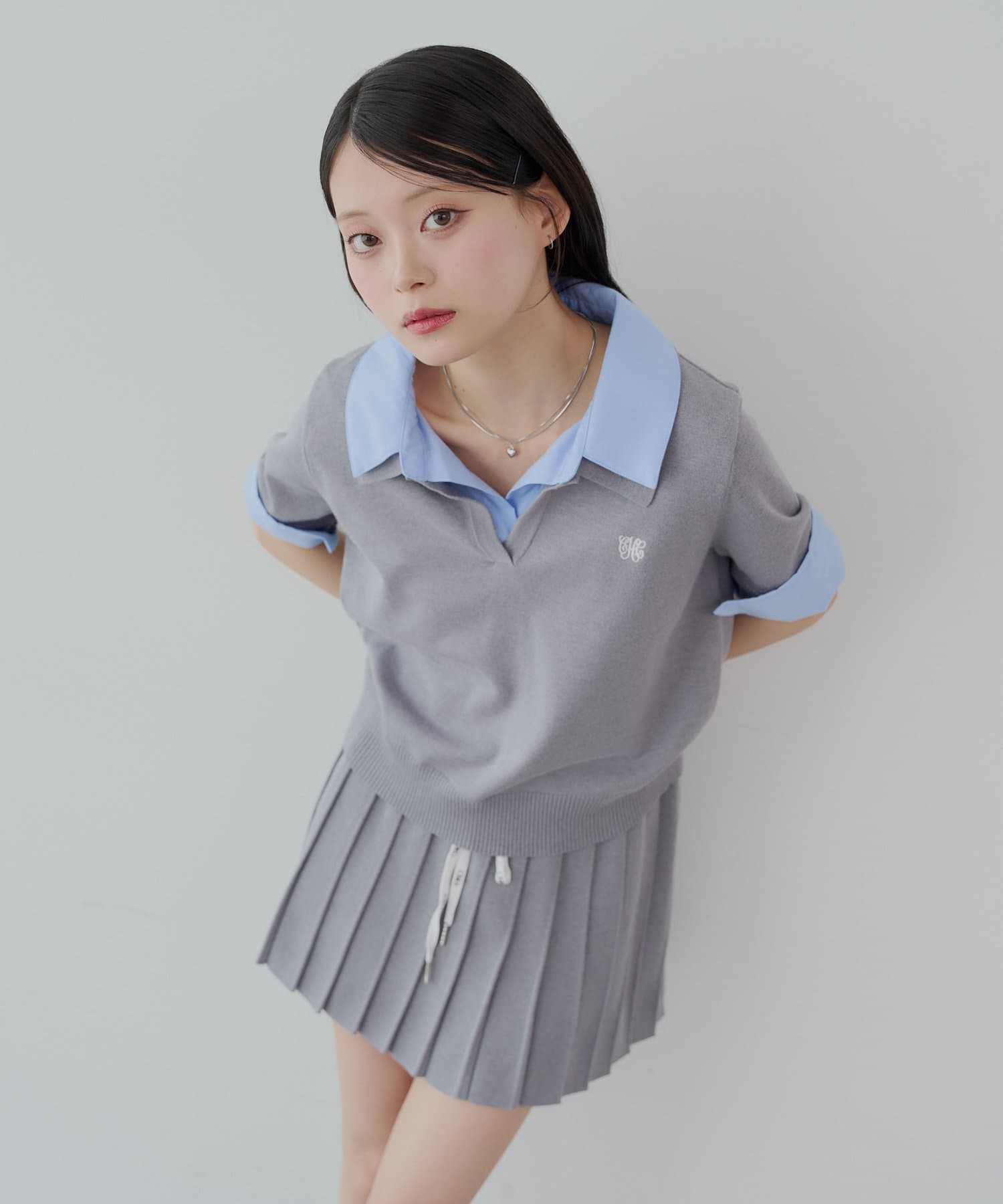 大人気襟付きポロニットが5分袖になって登場！▶商品ポイント・トレンドの襟レイヤードが気温が上がっても叶う、一枚は持っておきたいアイテム◎・首元が開いていて女性らしい肌見せも叶います。・胸元に施されたロ