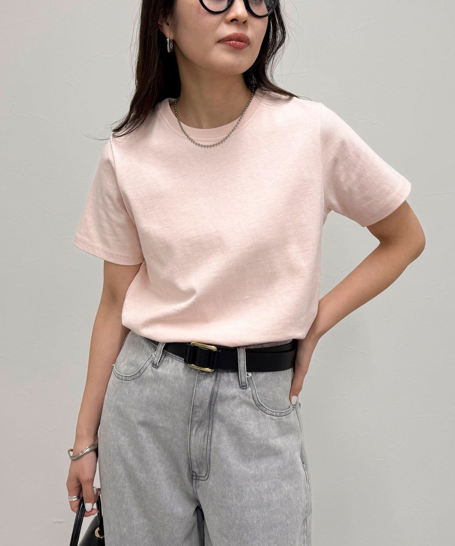 ◇fredy emue◇【2025 SS】着回しに重宝するベーシック半袖Tシャツ●point・ベーシックな形がデイリー使いしやすい半袖シャツです・裾に施したfredyオリジナルのパッチがさりげないワン