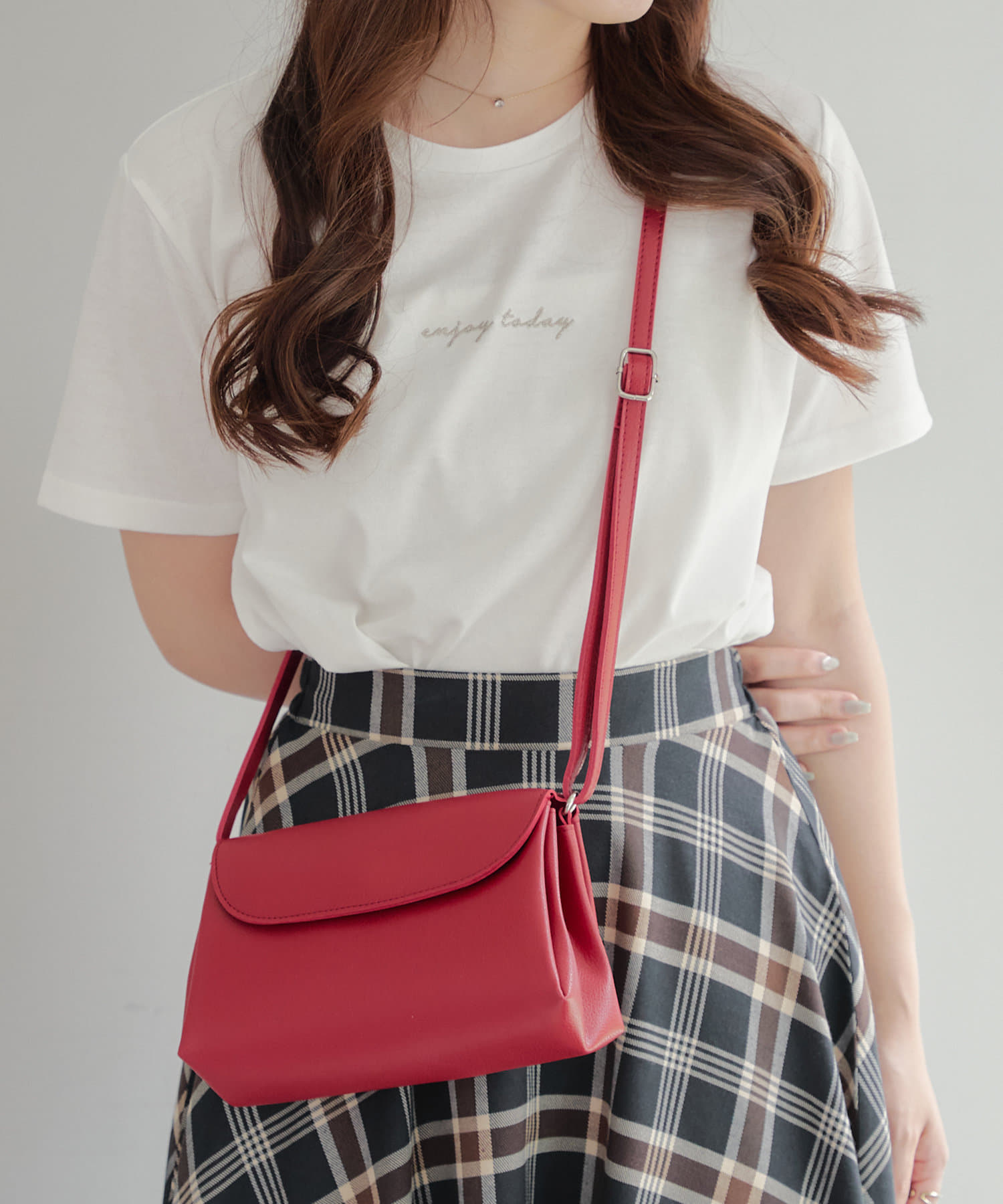■Design　・主張しすぎないラメロゴが可愛いシンプルTシャツ・タイトすぎずゆるすぎずなシルエットなので合わせやすい■Styling・一枚でもジャンスカ等のインナーとしても大活躍！・さらっとした生地