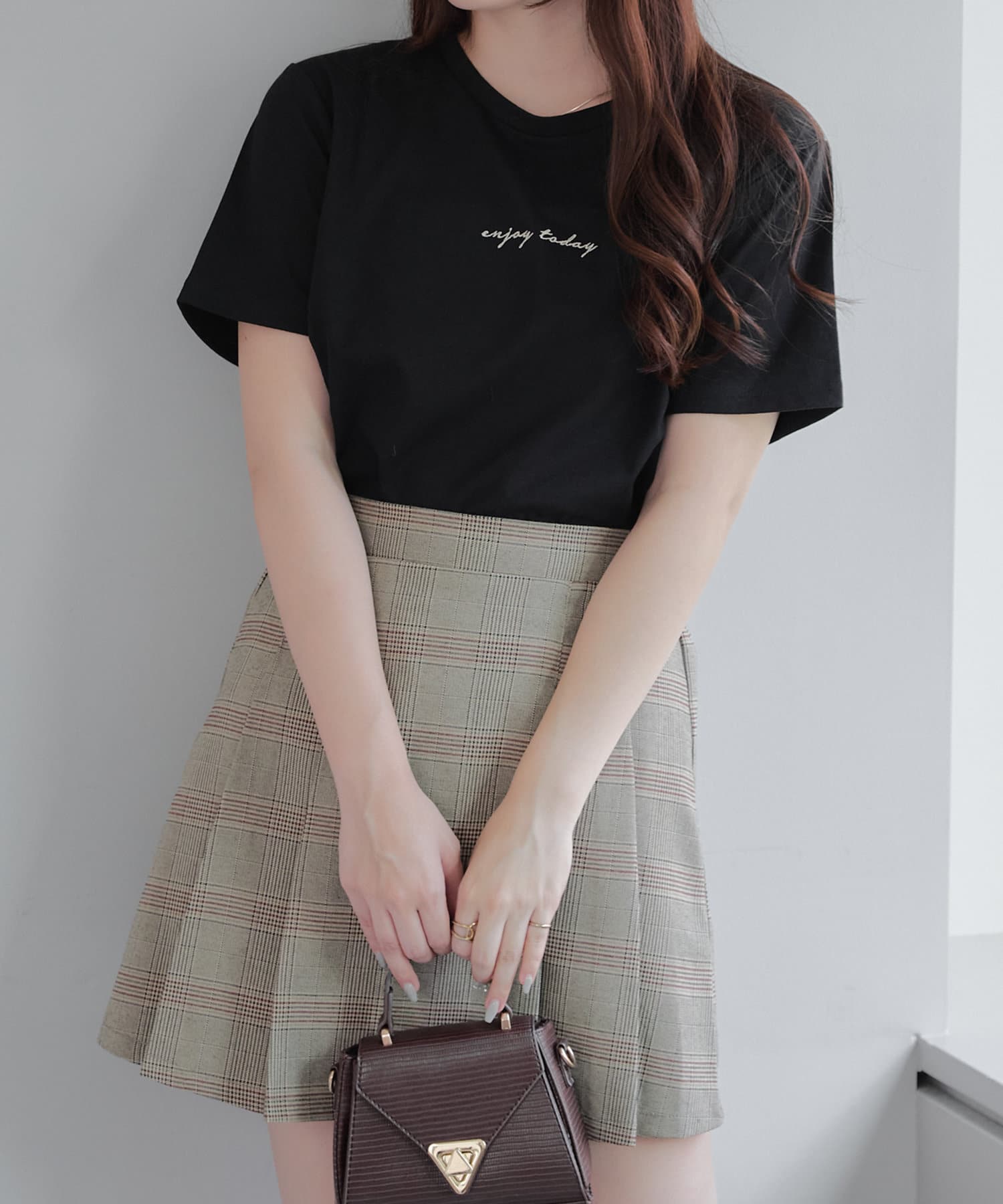 ■Design　・主張しすぎないラメロゴが可愛いシンプルTシャツ・タイトすぎずゆるすぎずなシルエットなので合わせやすい■Styling・一枚でもジャンスカ等のインナーとしても大活躍！・さらっとした生地