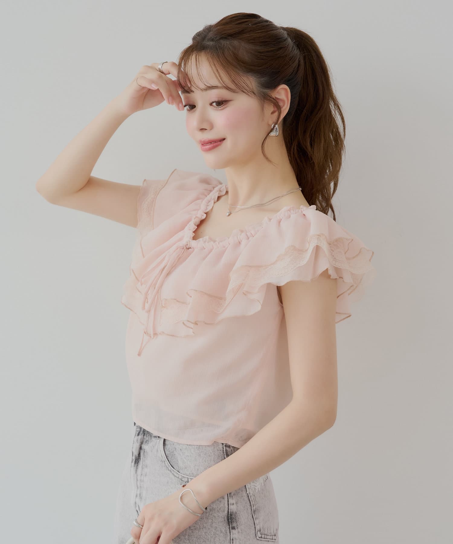 ピュアな透明感まとうオフショルレースフリルブラウス▶商品ポイント・ふんわりと軽やかなシフォン素材が、エアリーで女性らしい雰囲気を演出するブラウス。・繊細なレースをあしらったフリルがデコルテラインを美し