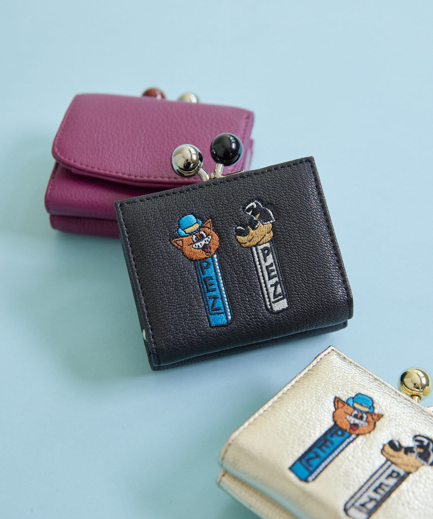 ＼PEZ×earコラボ最新作！／がま口パーツがかわいい♪新しく三つ折り財布が仲間入り！PEZ×earコラボに新たに三つ折りがま口財布が登場。それぞれの本体に合わせたきれいな配色のがま口パーツが特徴でア