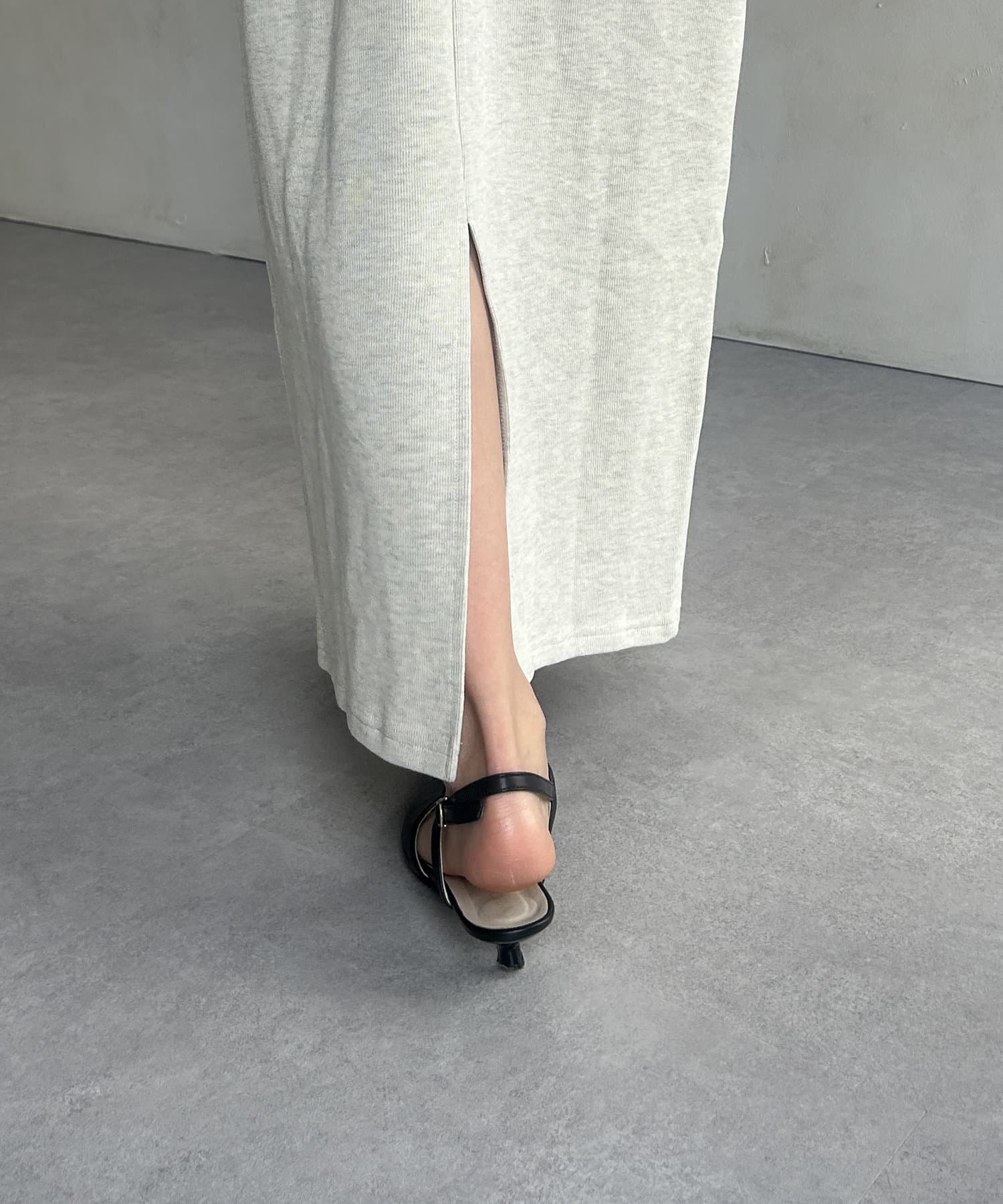 ホルターネックカップ付きナローキャミワンピース | Thevon