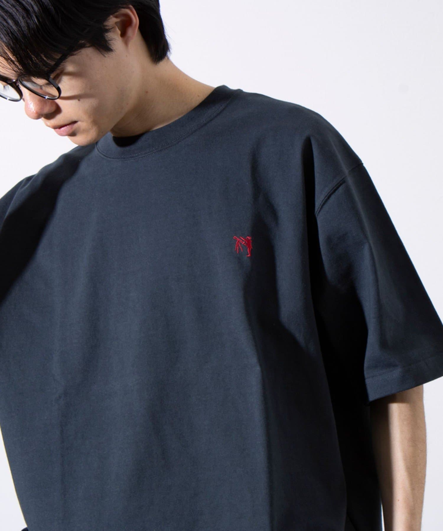 リラックスフィットで着こなせるGLOSTERのアイコン「BOY」シリーズTシャツ・ややゆとりのあるビックシルエットのサイジングのクルーネックTシャツ・裏地にグラデーション配色を施し、袖まくりなどついち