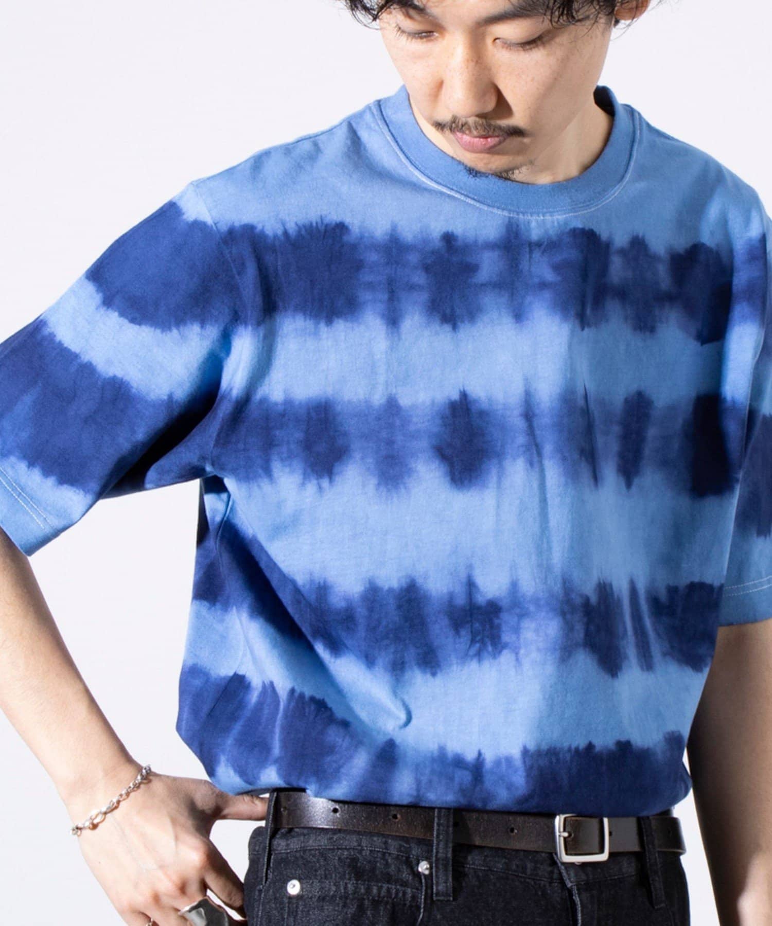 トレンドのタイダイ模様が夏ムード高まる半袖Tシャツ・ボーダー見えする染め方を採用したクルーTシャツ・落ち着いた配色をチョイスし、タイダイに抵抗のある方も取り入れやすい1枚・いつものスタイルにプラスする